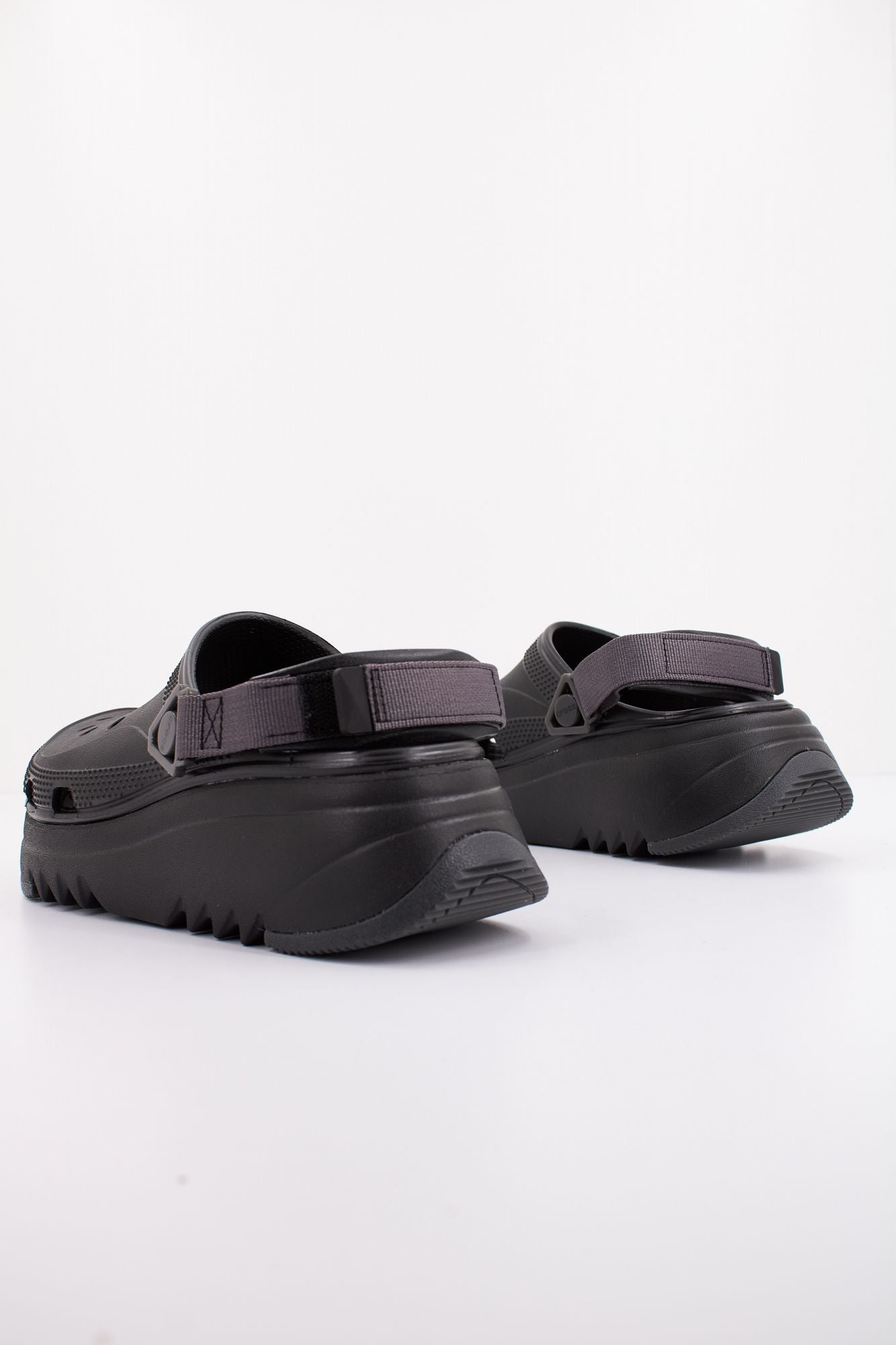 CROCS CLS HIKER XSCAPE CLG en color NEGRO (3)