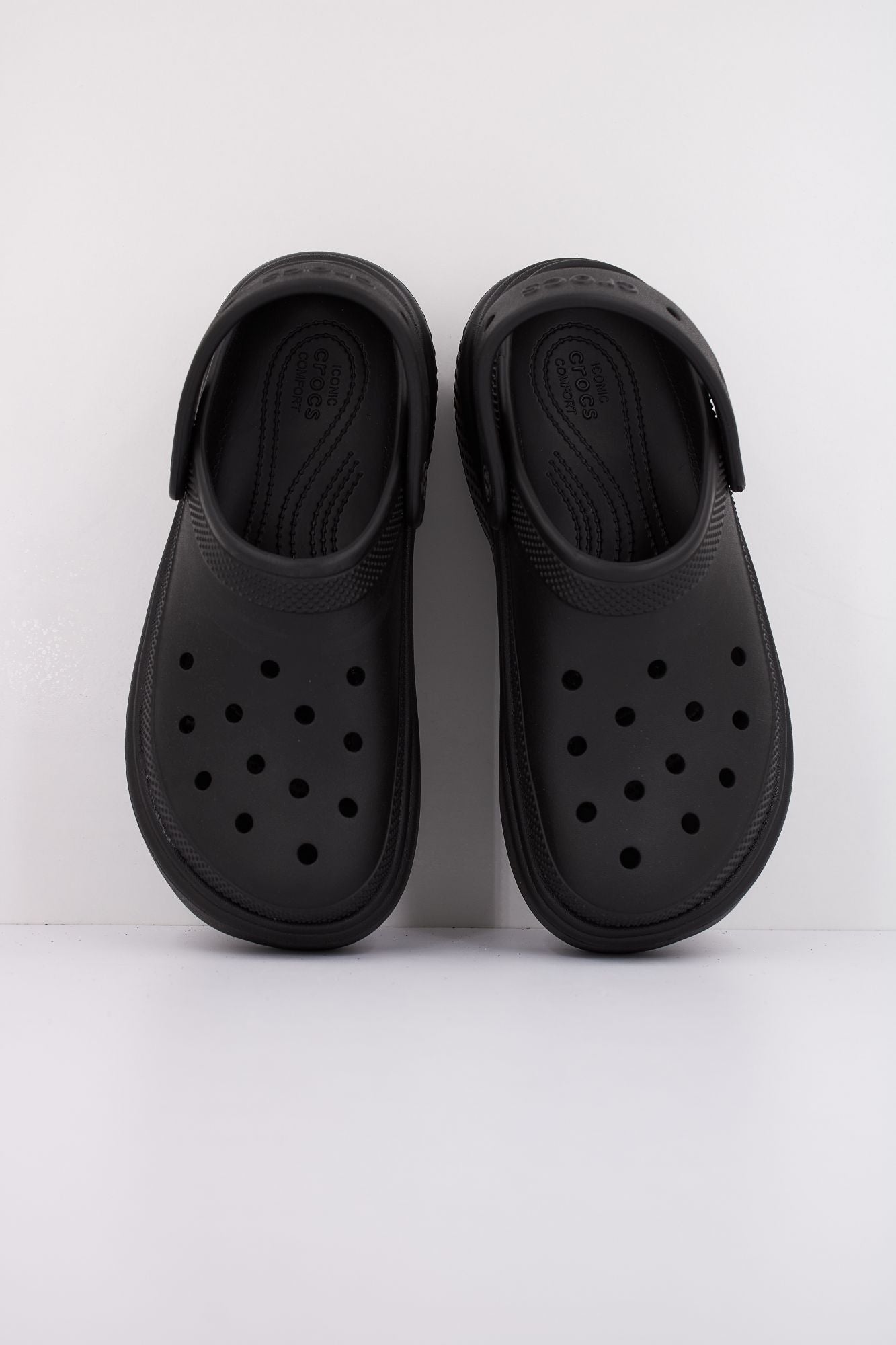 CROCS STOMP CLOG en color NEGRO (3)