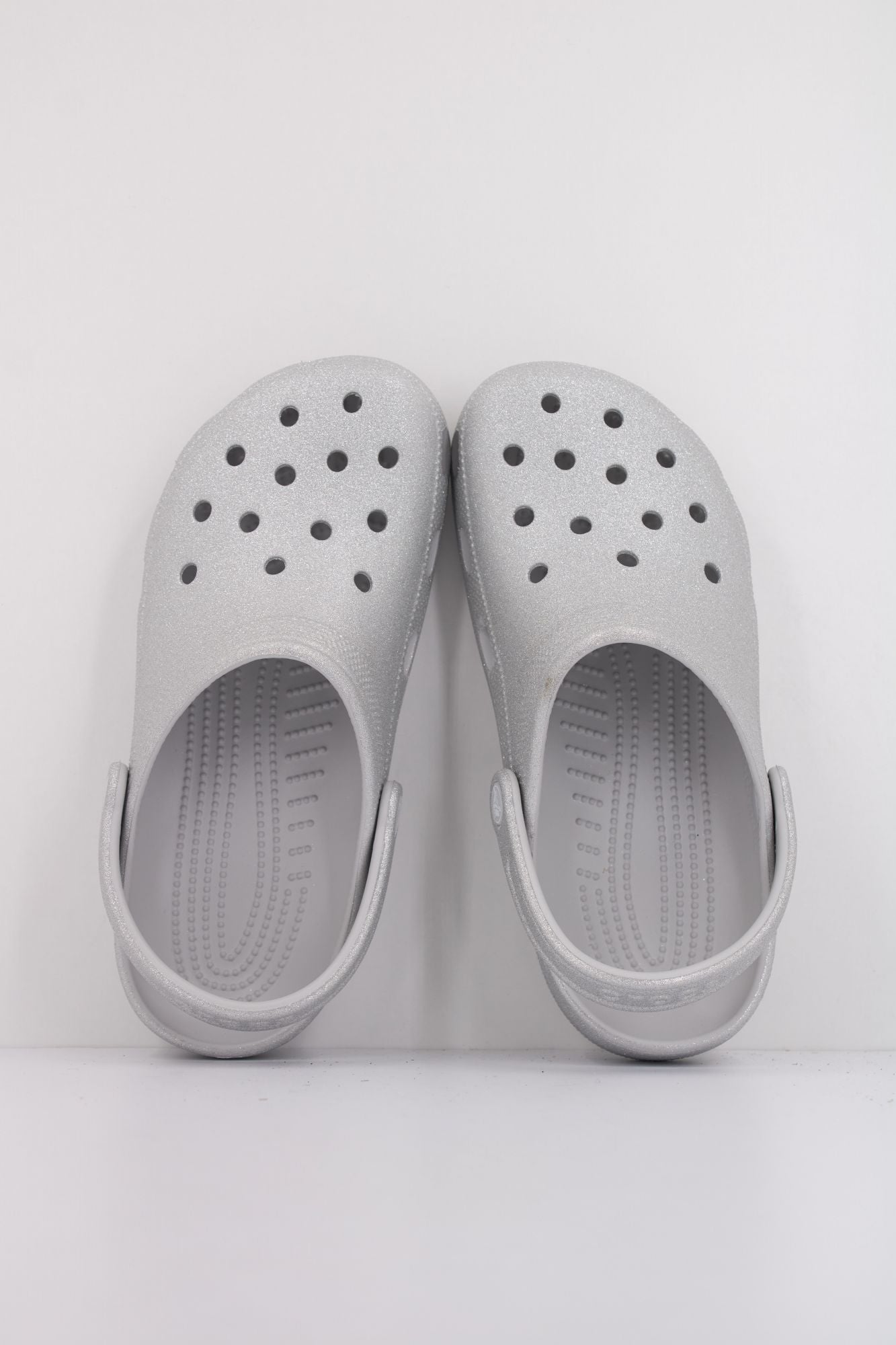 CROCS CLASSIC GLITTER CLOG en color GRIS (3)