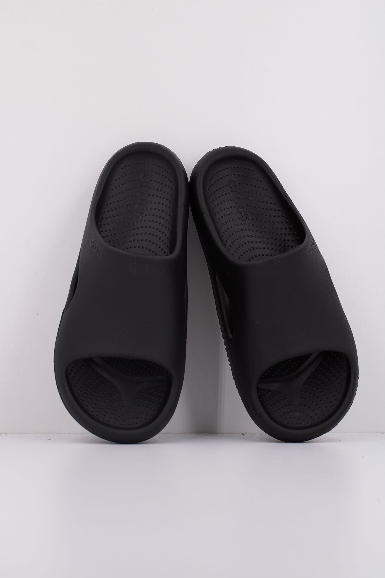 CROCS MELLOW RECOVERY SLIDE en color NEGRO (3)