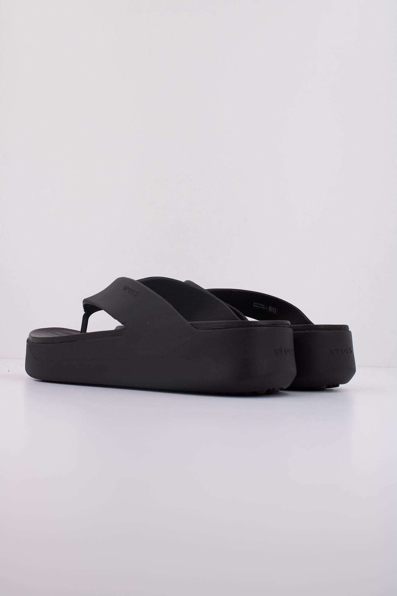 CROCS GETAWAY PLATFORM FLIP en color NEGRO (4)