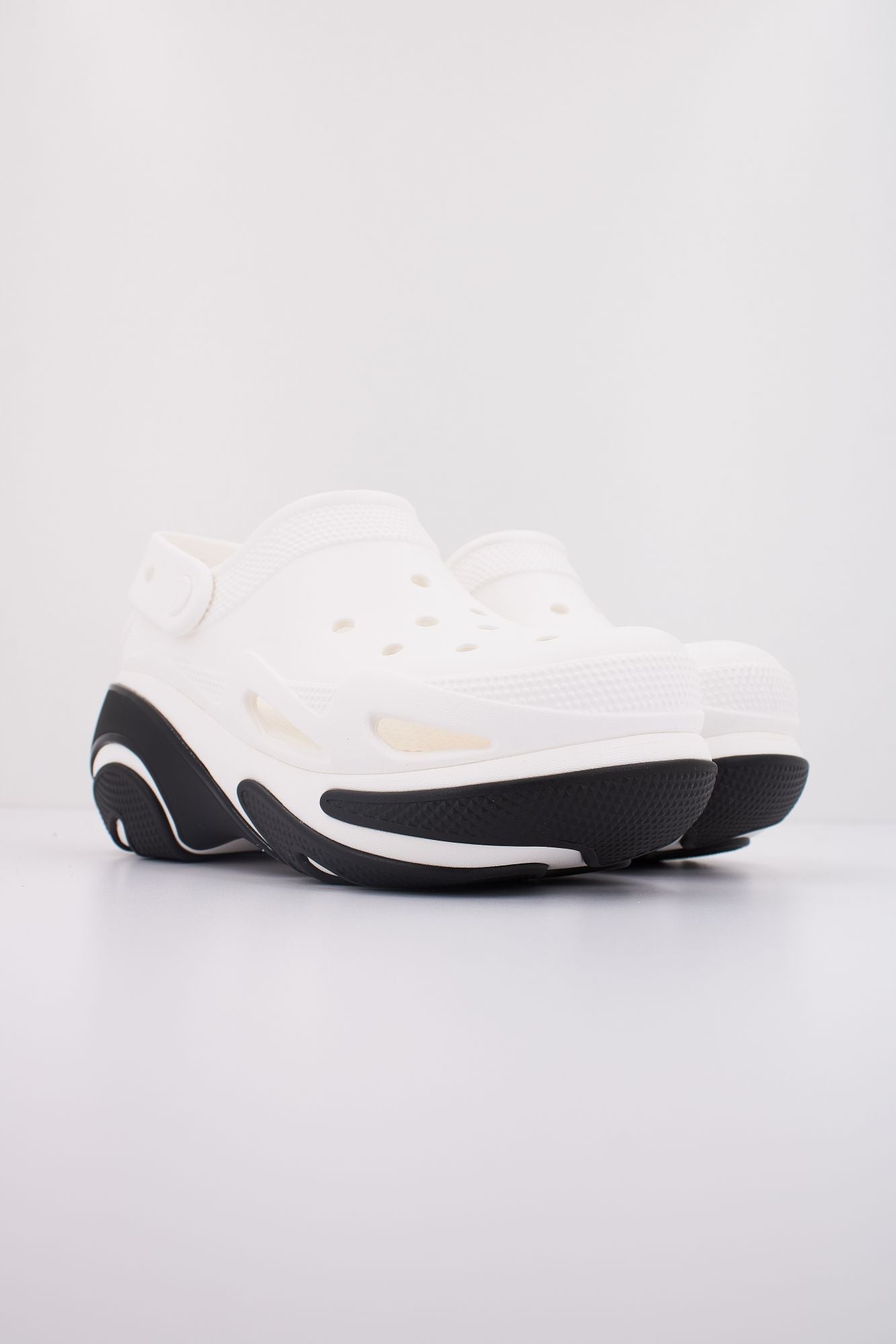 CROCS BUBBLE CRUSH CLOG U en color BLANCO (2)