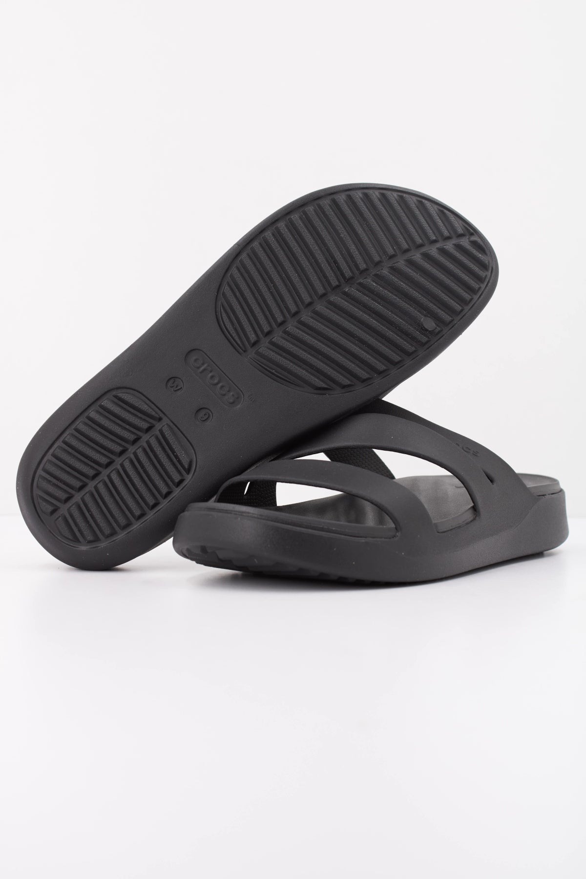 CROCS GETAWAY STRAPPY en color NEGRO (5)