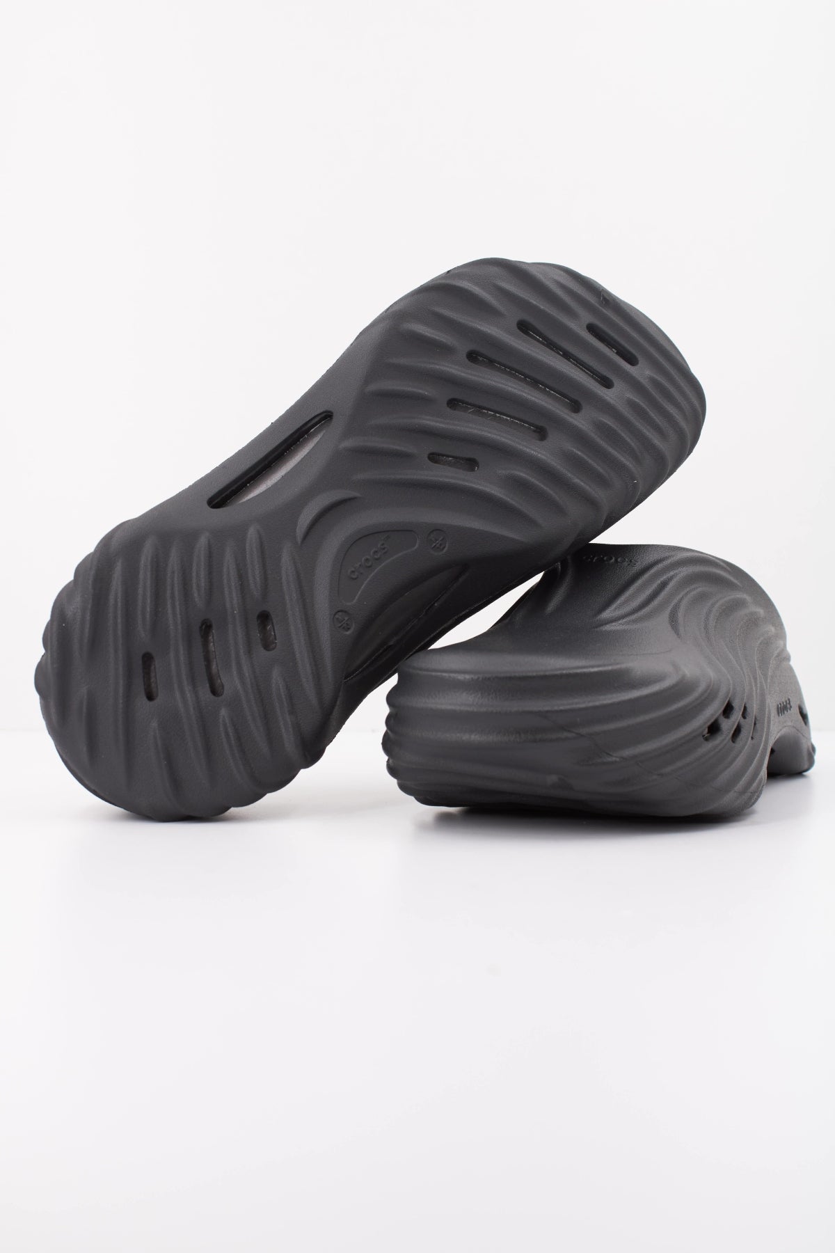 CROCS ECHO WAVE U en color NEGRO (5)
