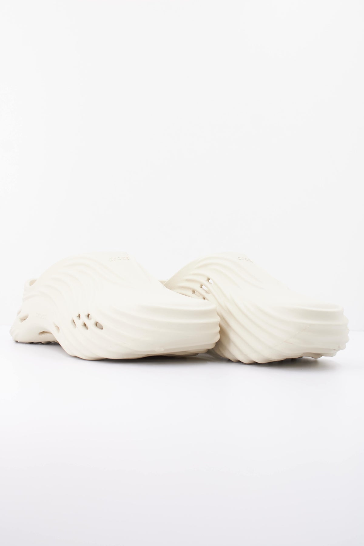 CROCS ECHO WAVE U en color BEIS (2)