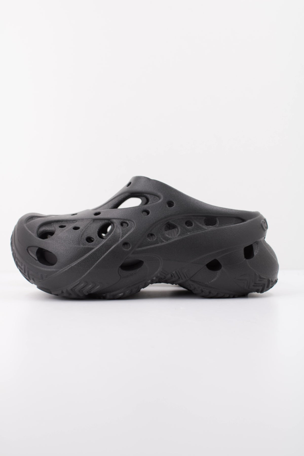 CROCS CAGED CLOG W en color NEGRO (1)