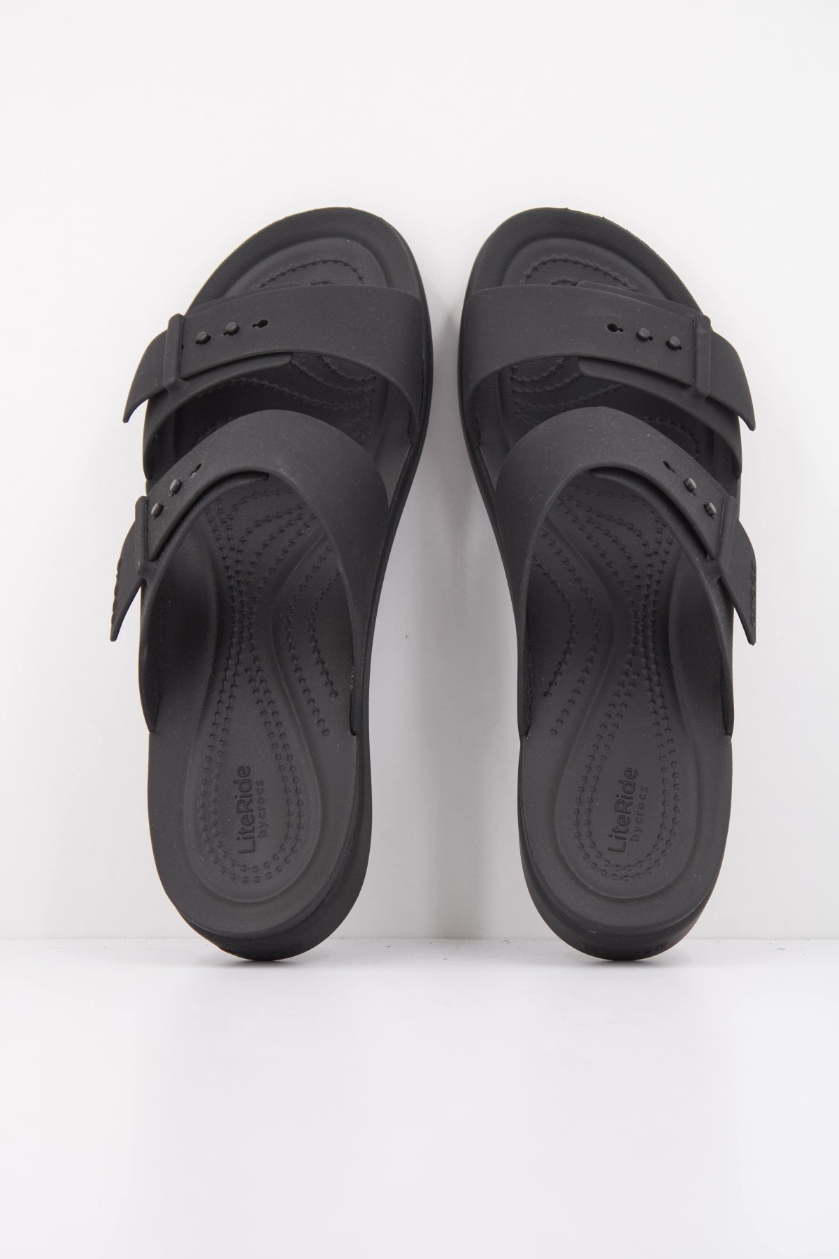 CROCS BROOKLYN BUCKLE en color NEGRO (3)