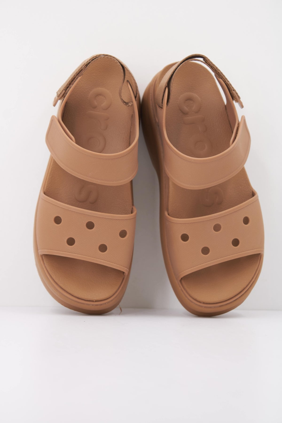 CROCS SOHO Y STRAP en color MARRON (3)