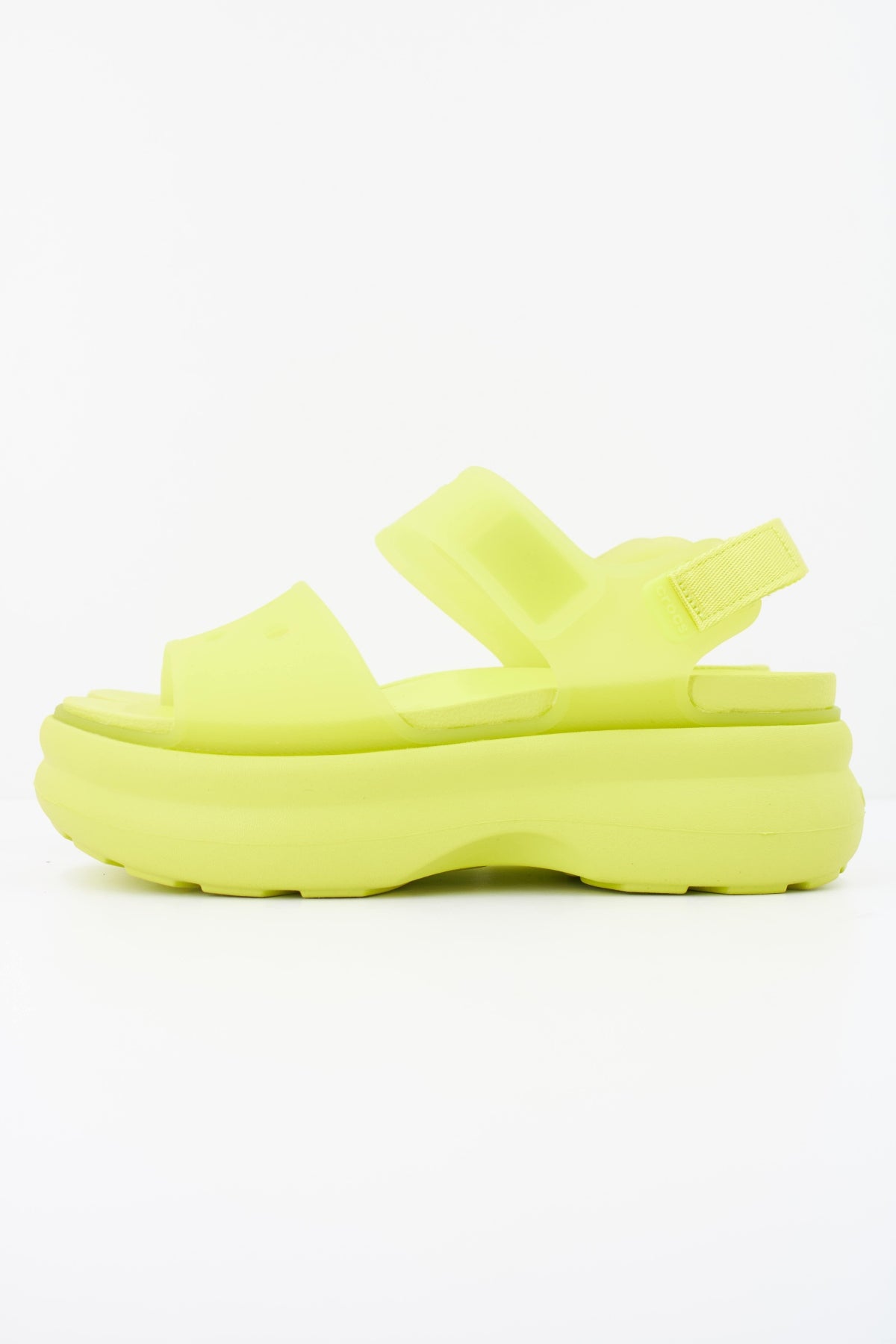 CROCS SOHO FROSTED Y STRAP en color AMARILLO (1)