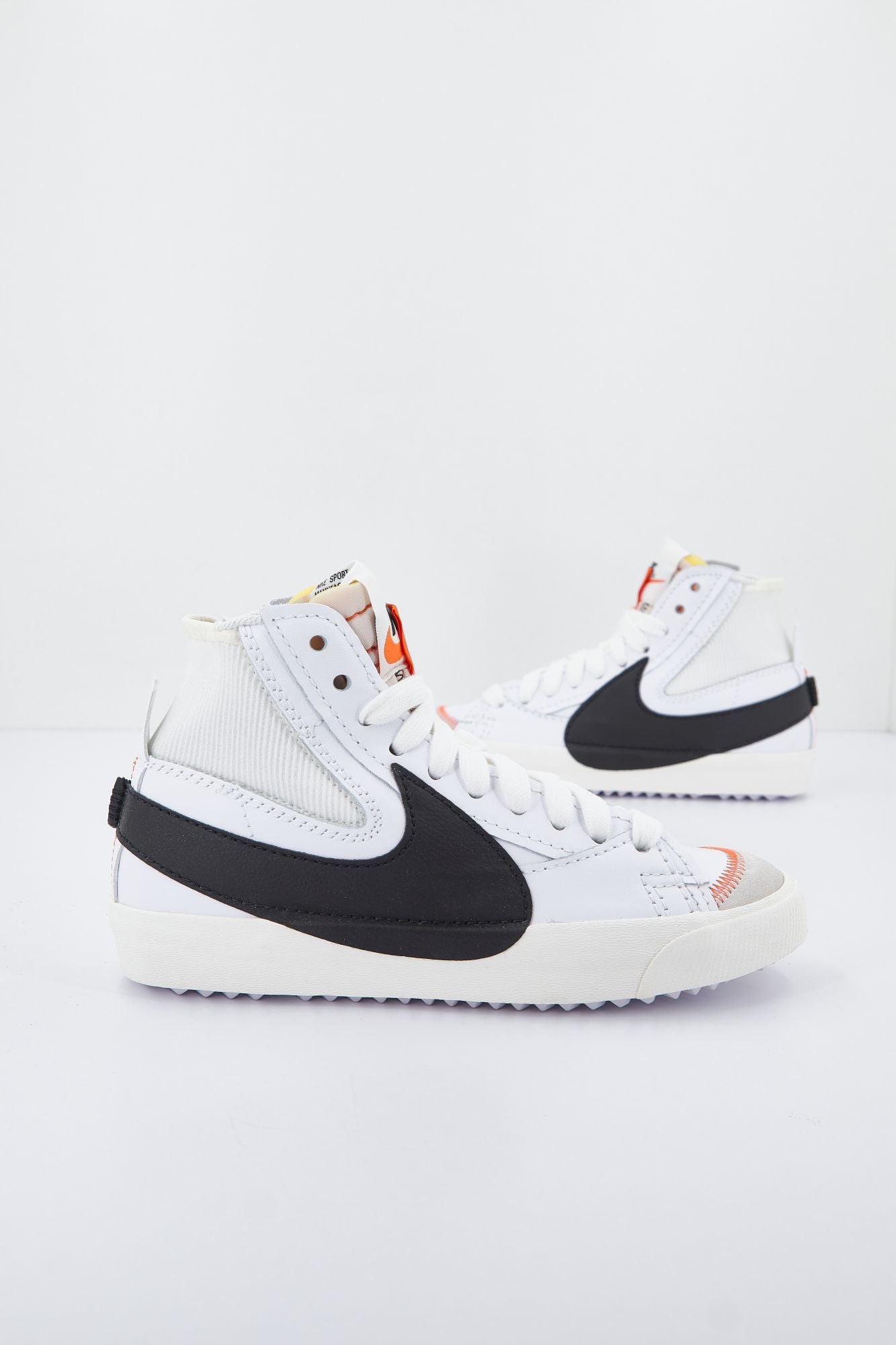 NIKE BLAZER MID '77 JUMBO en color BLANCO (2)