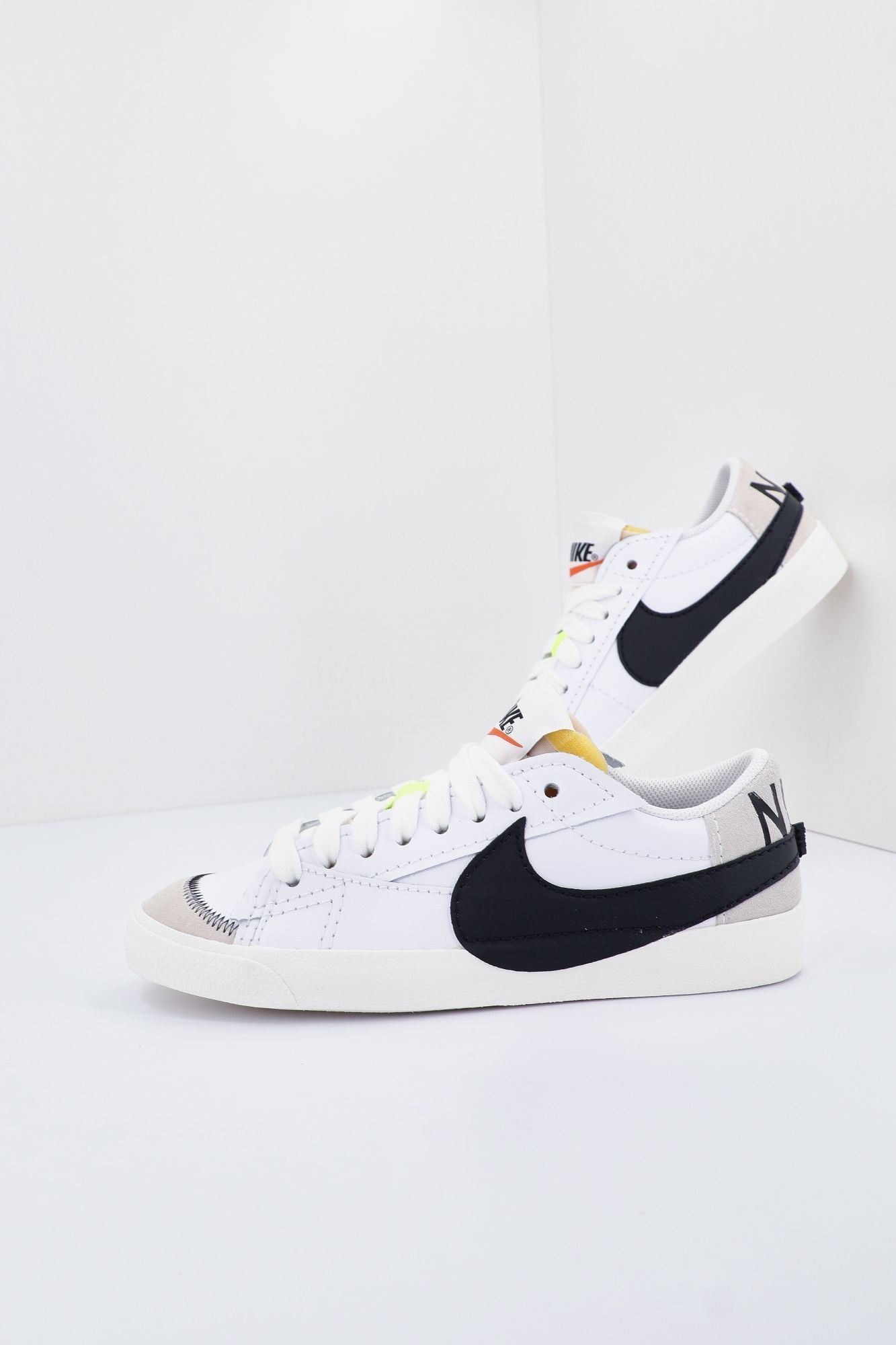 NIKE LOW '77 JUMBO ME en color BLANCO (1)