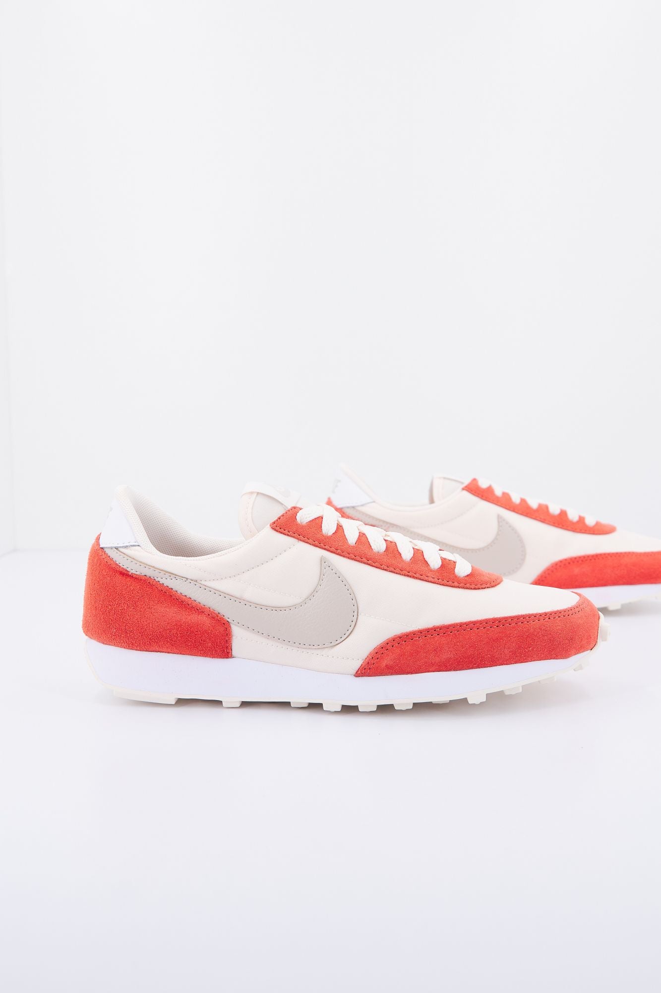 NIKE DAYBREAK en color BEIS (2)