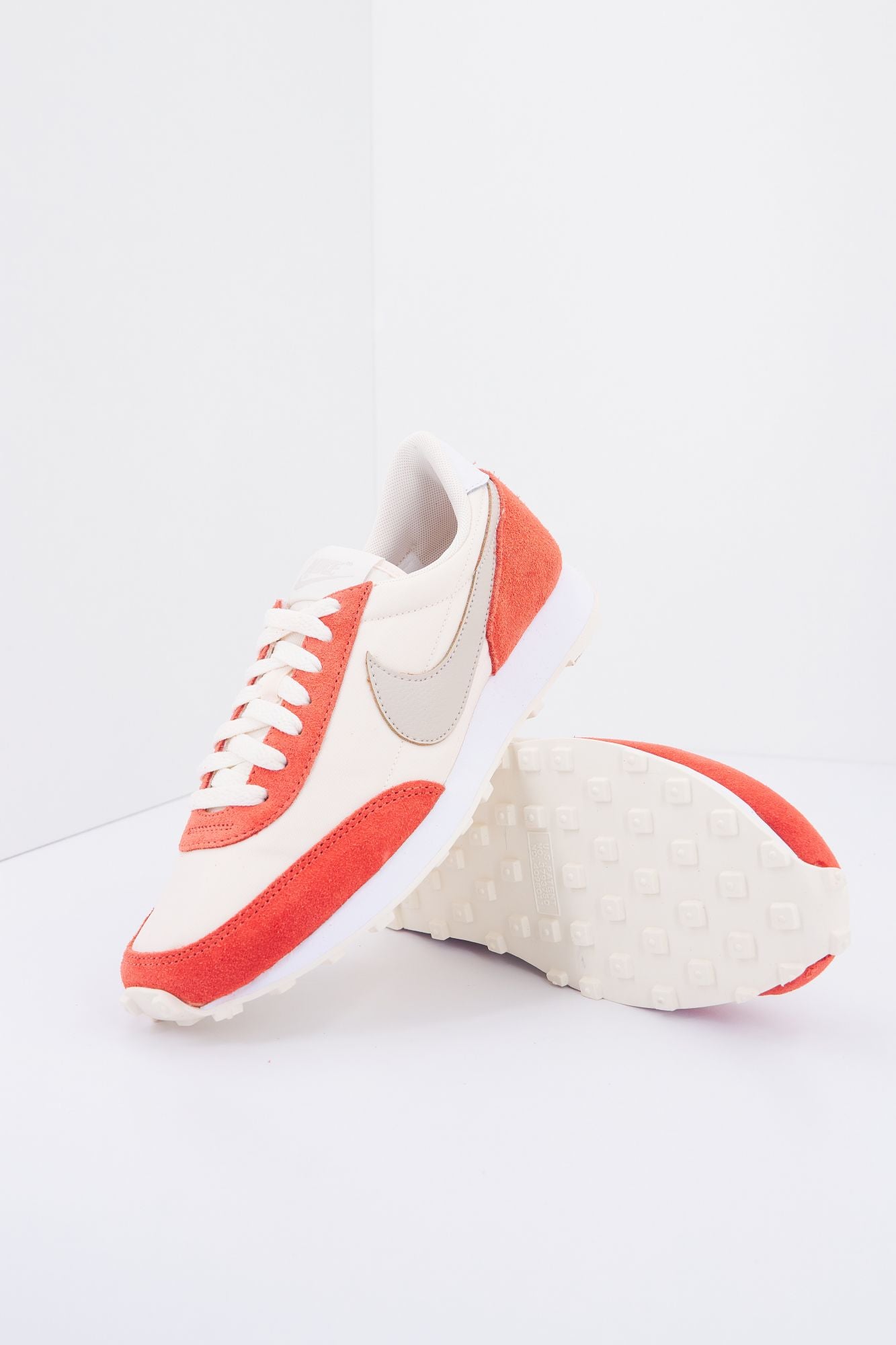 NIKE DAYBREAK en color BEIS (4)