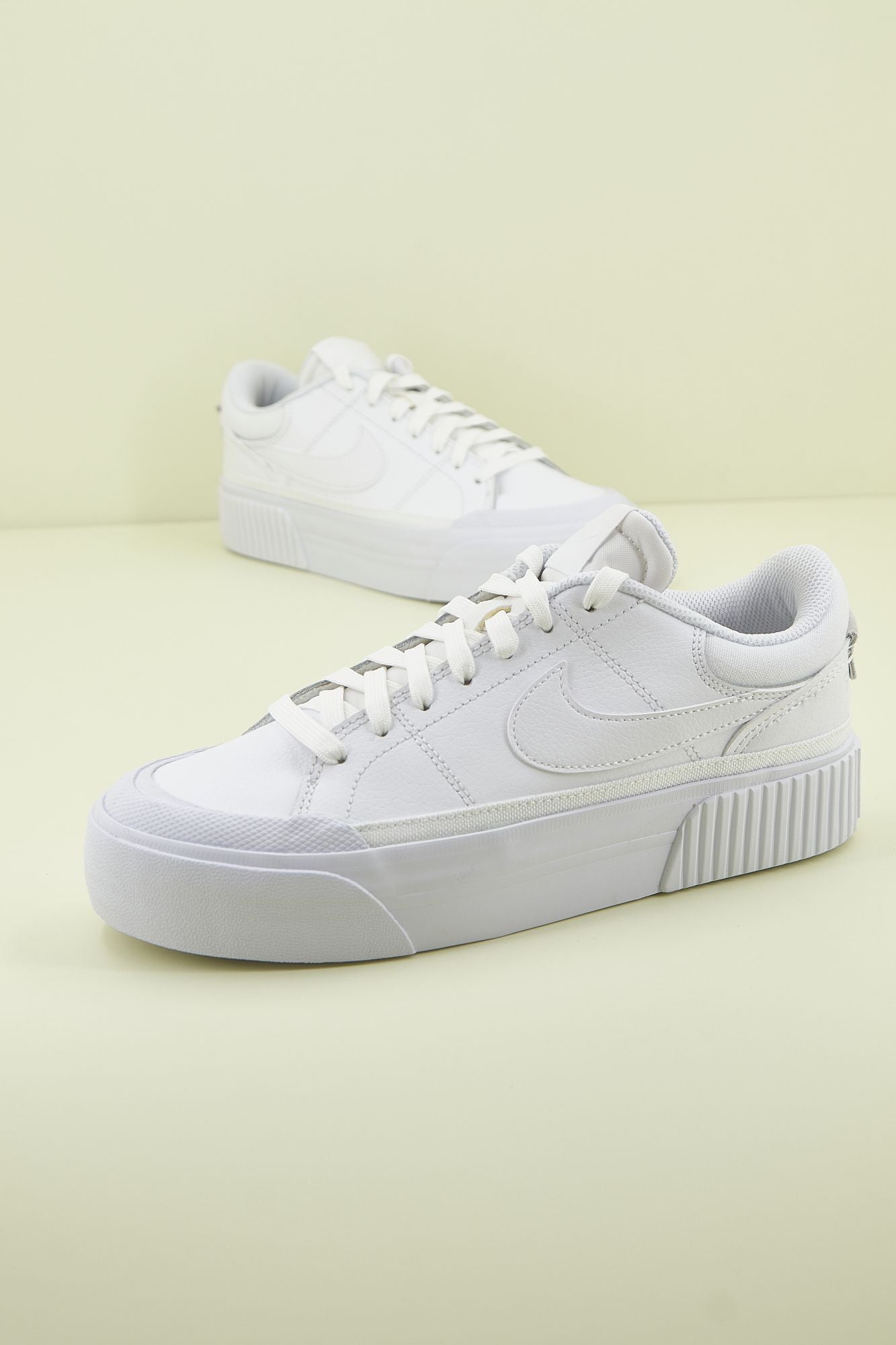 NIKE COURT LEGACY LIFT en color BLANCO (1)
