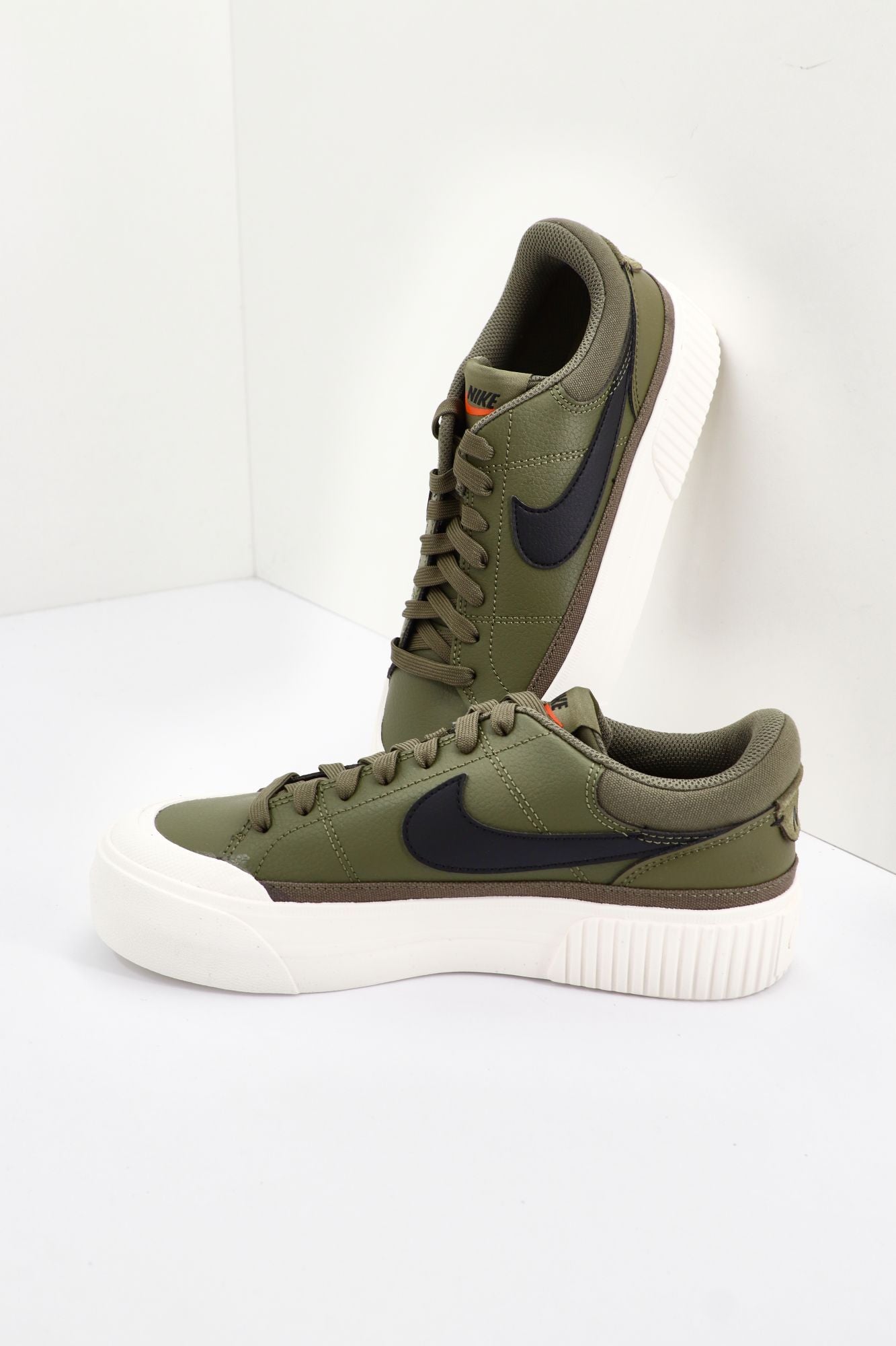 NIKE COURT LEGACY LIFT en color VERDE (2)