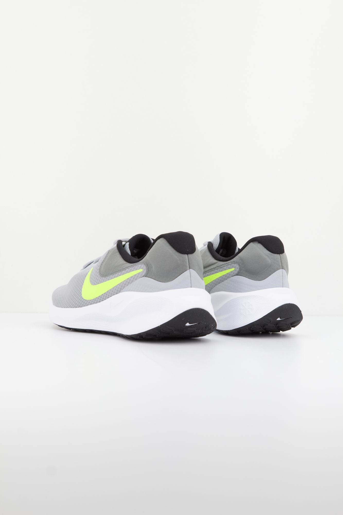 NIKE REVOLUTION 7 en color GRIS (3)