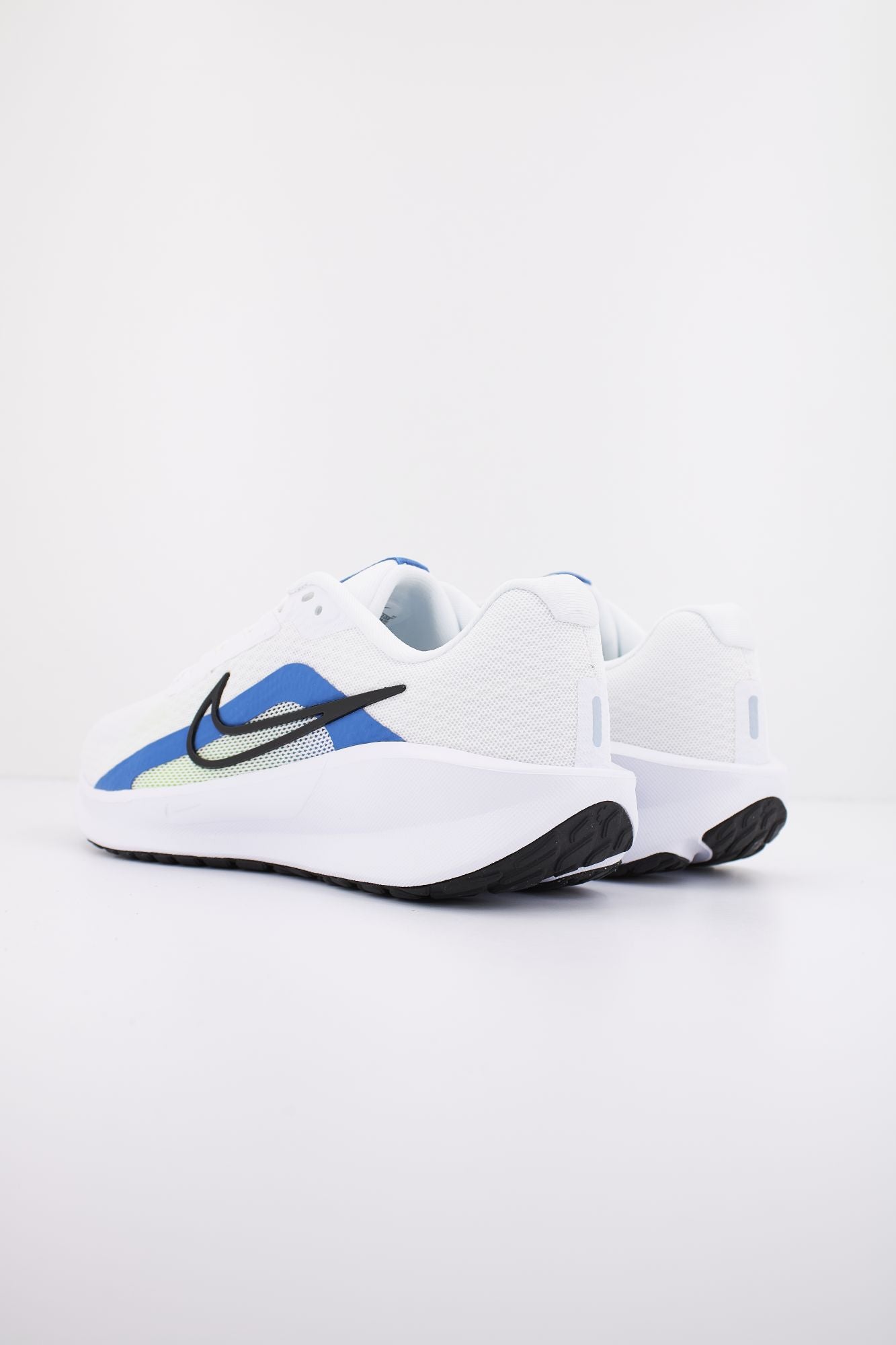 NIKE DOWNSHIFTER 13 en color BLANCO (3)