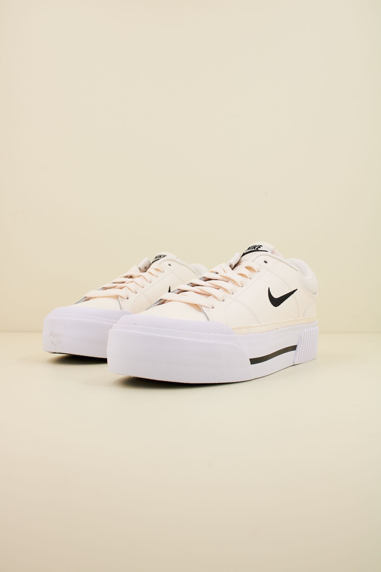 NIKE COURT LEGACY LIFT en color BEIS (2)