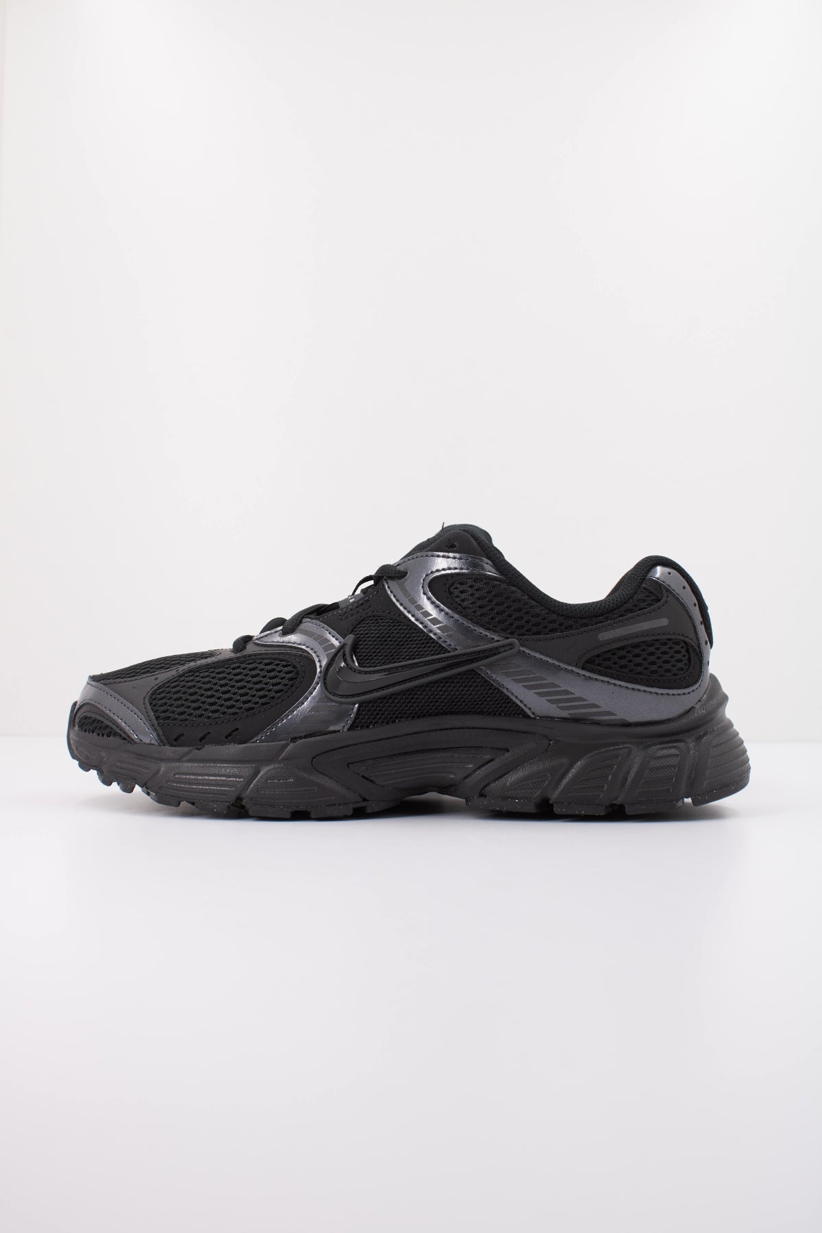 NIKE NIKE V5 RNR en color NEGRO (1)