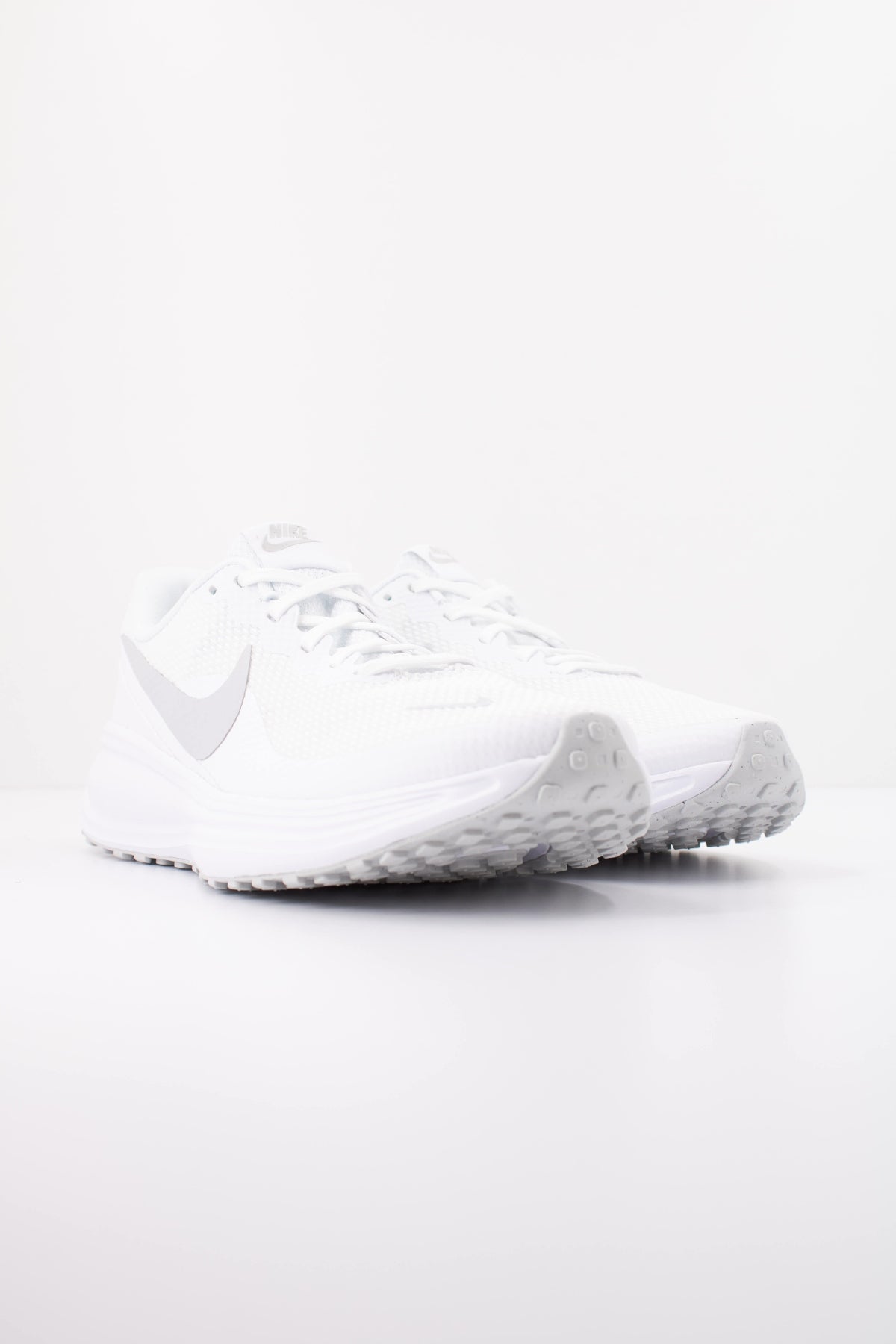 NIKE NIKE REVOLUTION 8 en color BLANCO (2)