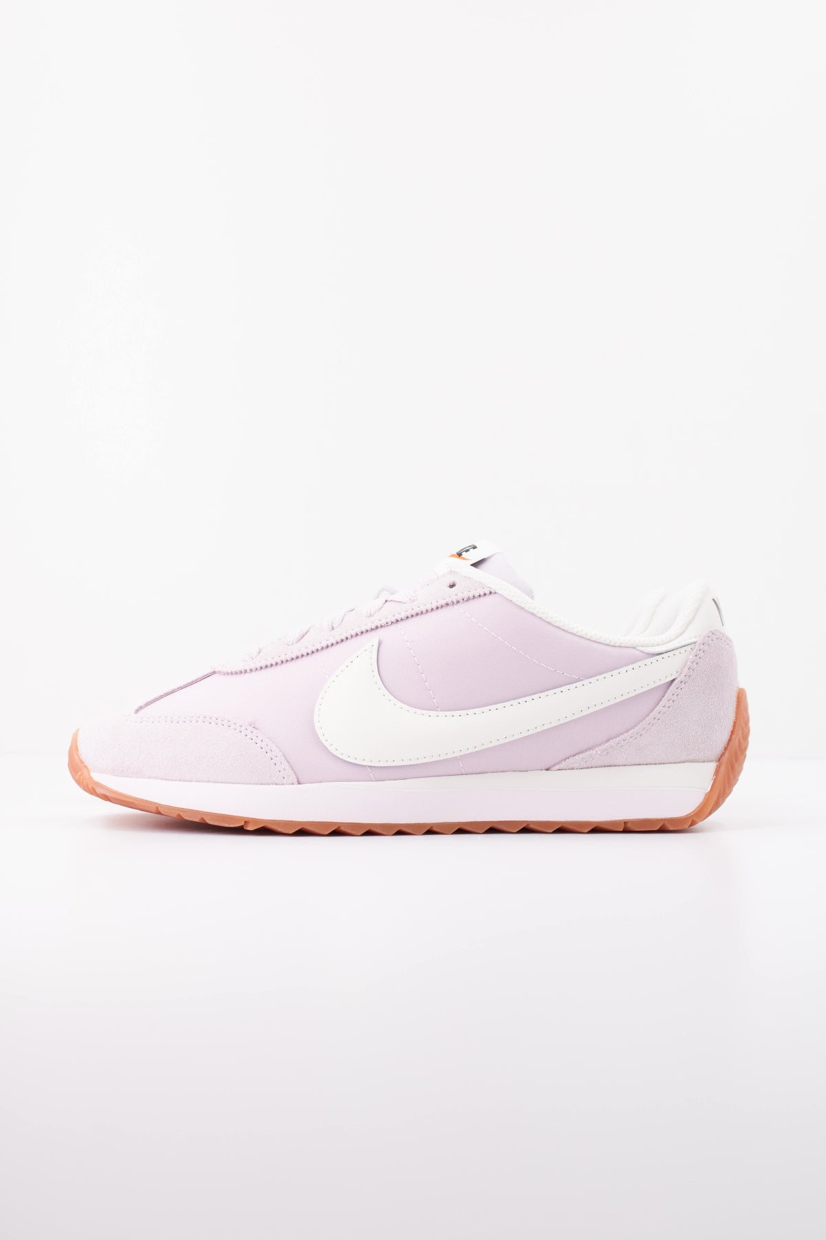 NIKE W NIKE PACIFIC en color VIOLETA (1)
