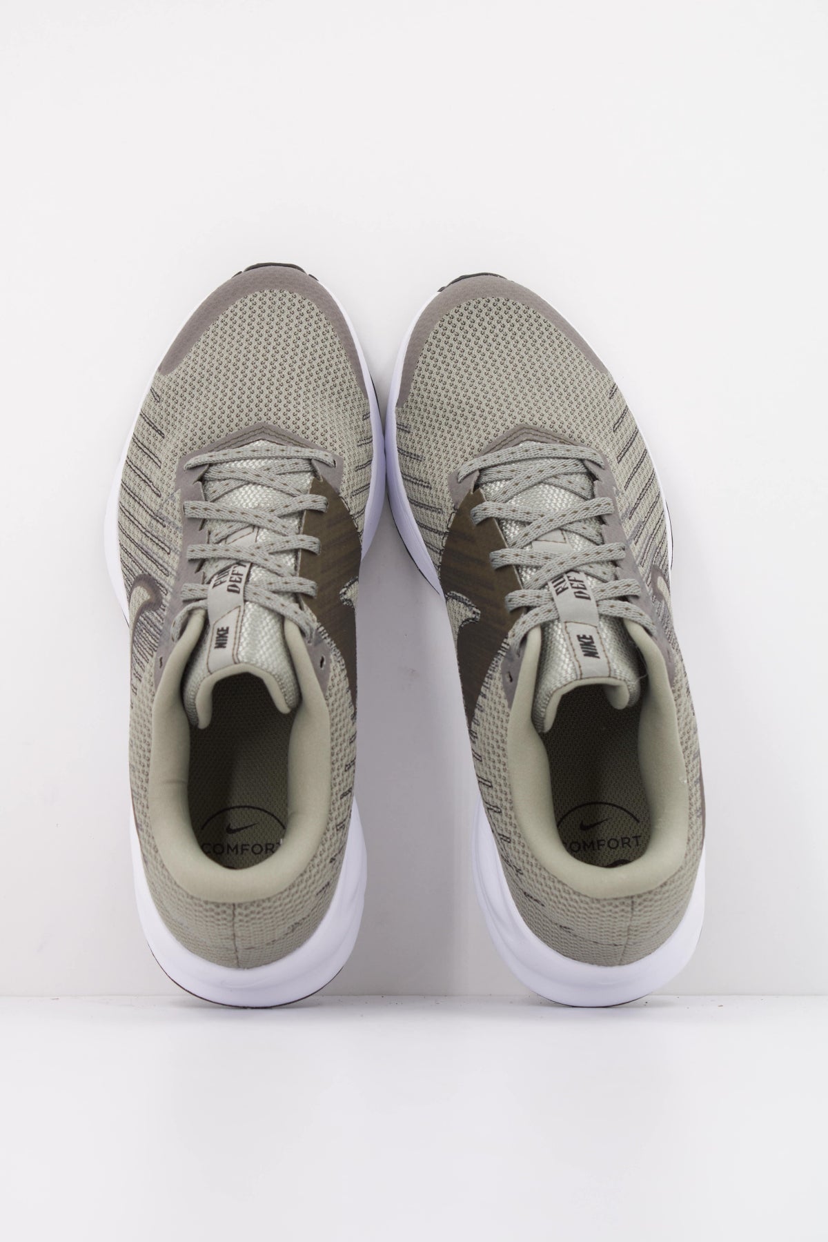 NIKE NIKE RUN DEFY en color VERDE (3)