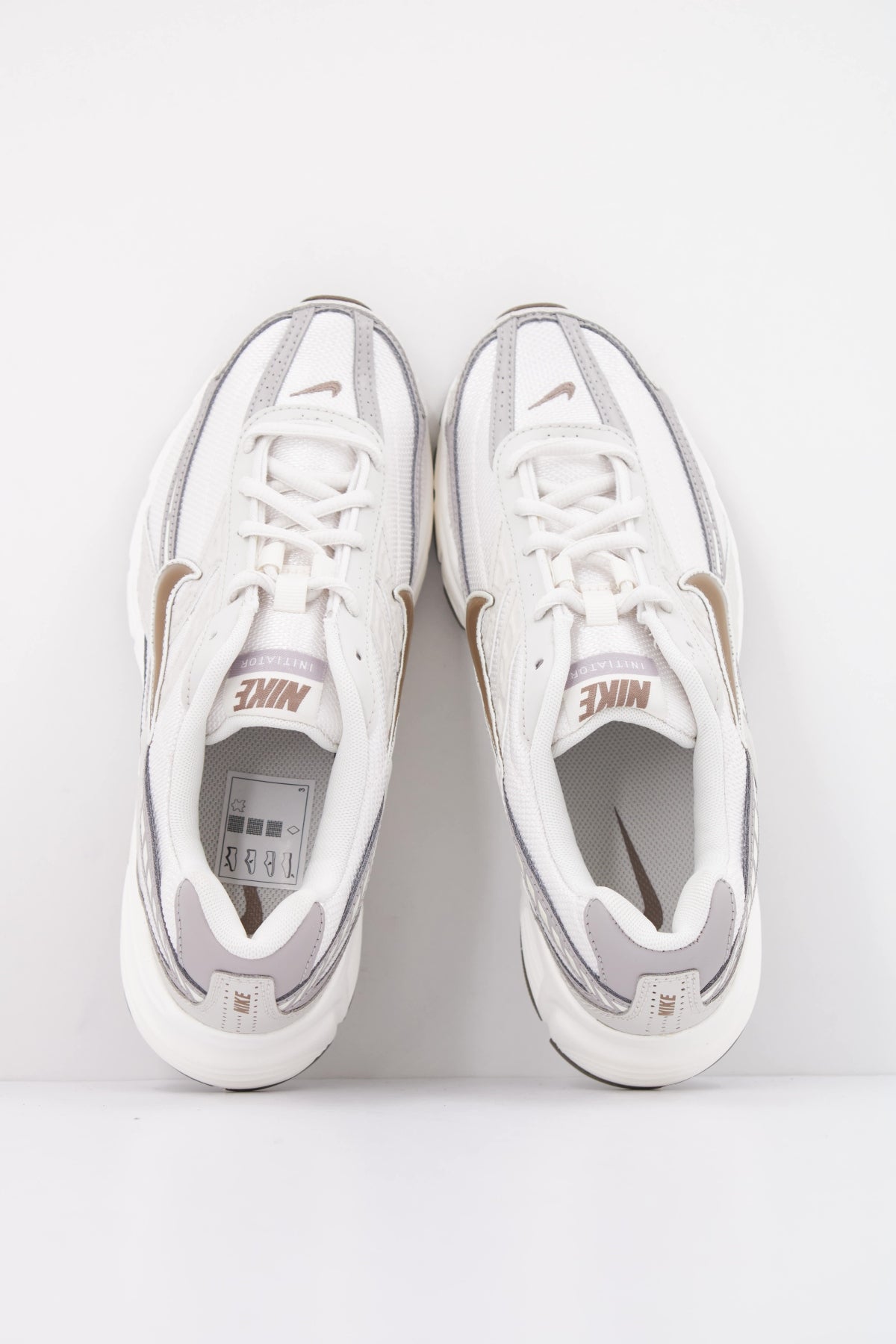 NIKE WMNS NIKE INITIATOR en color BLANCO (3)