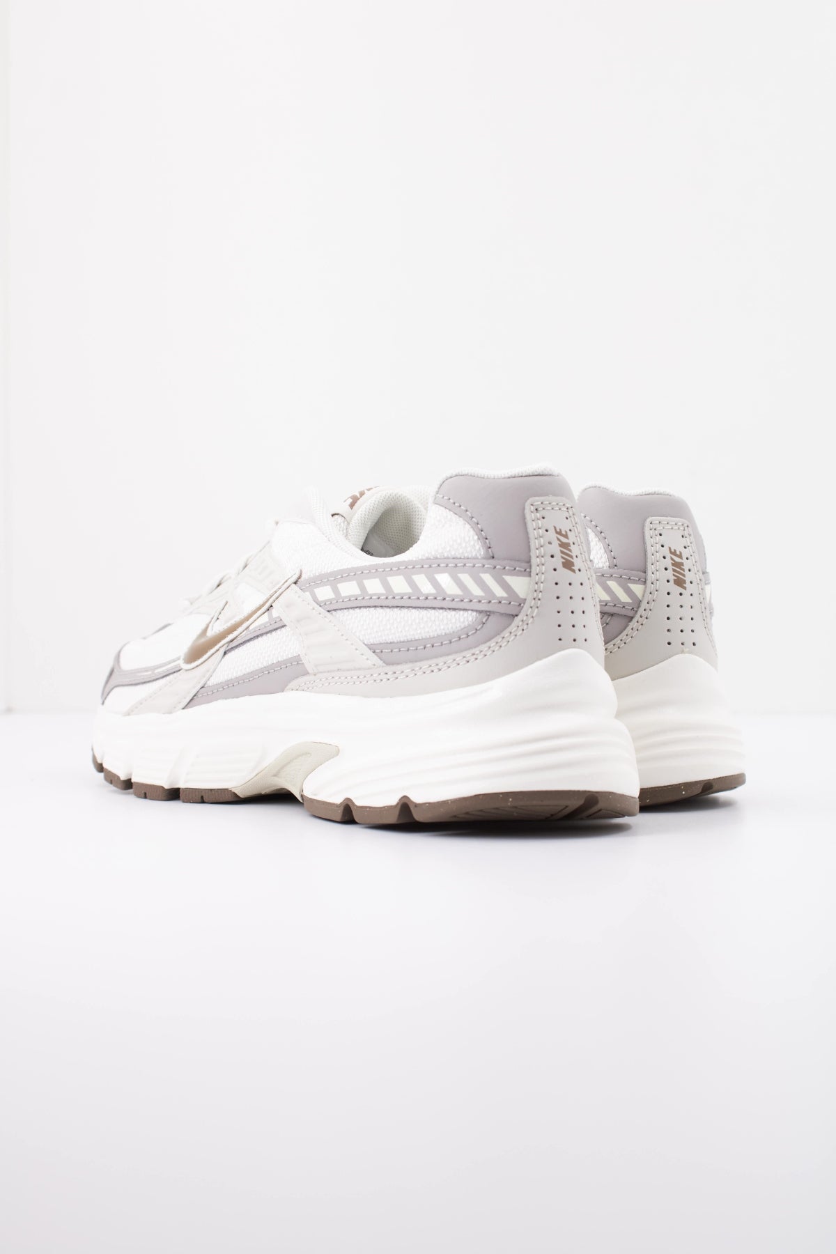 NIKE WMNS NIKE INITIATOR en color BLANCO (4)