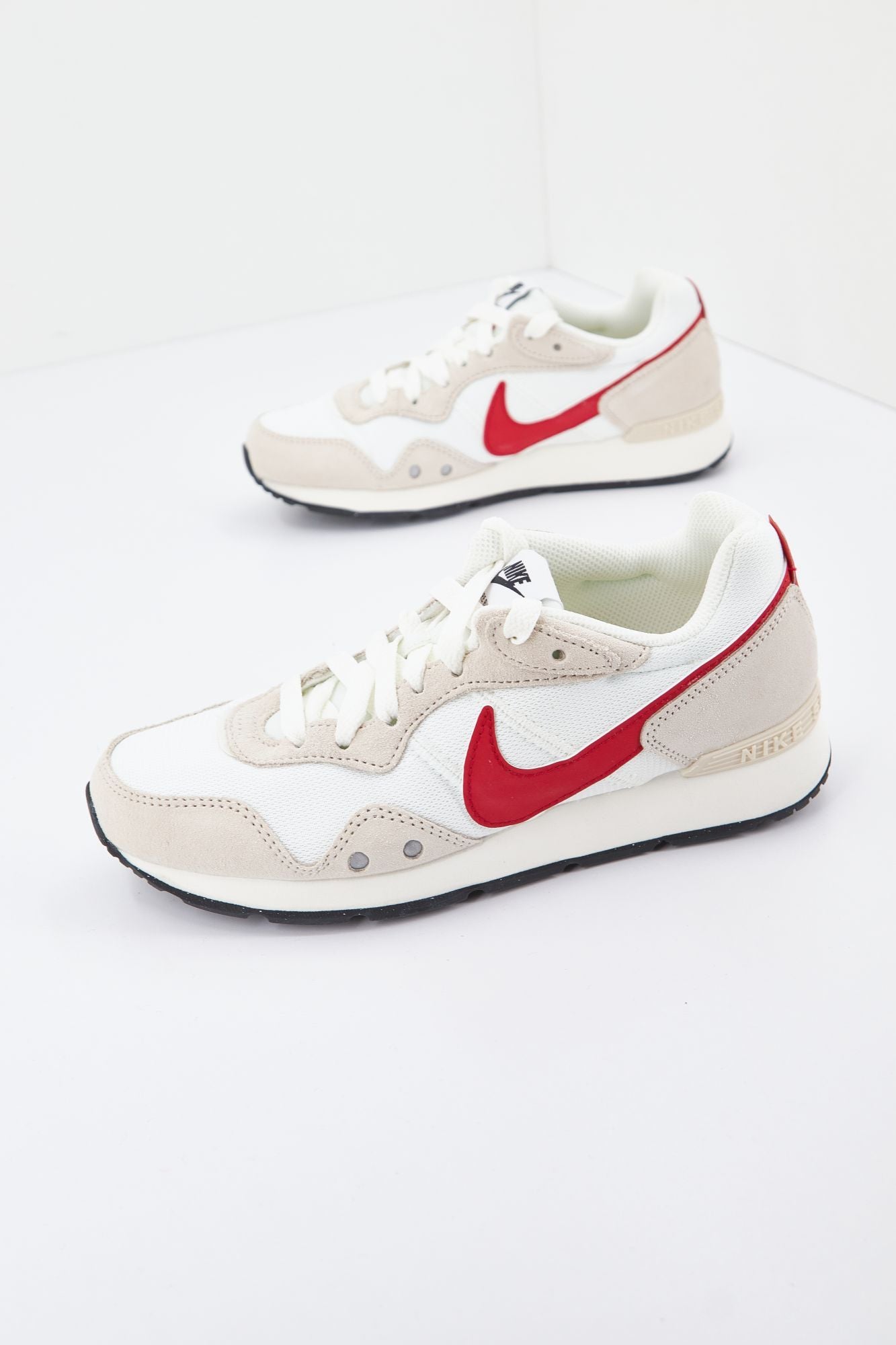 NIKE VENTURE RUNNER WOMEN'S en color BEIS (1)