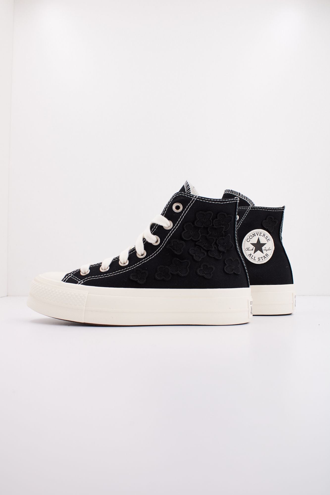 CONVERSE CHUCK TAYLOR ALL STAR LIFT 3D FLOWERS en color NEGRO (1)