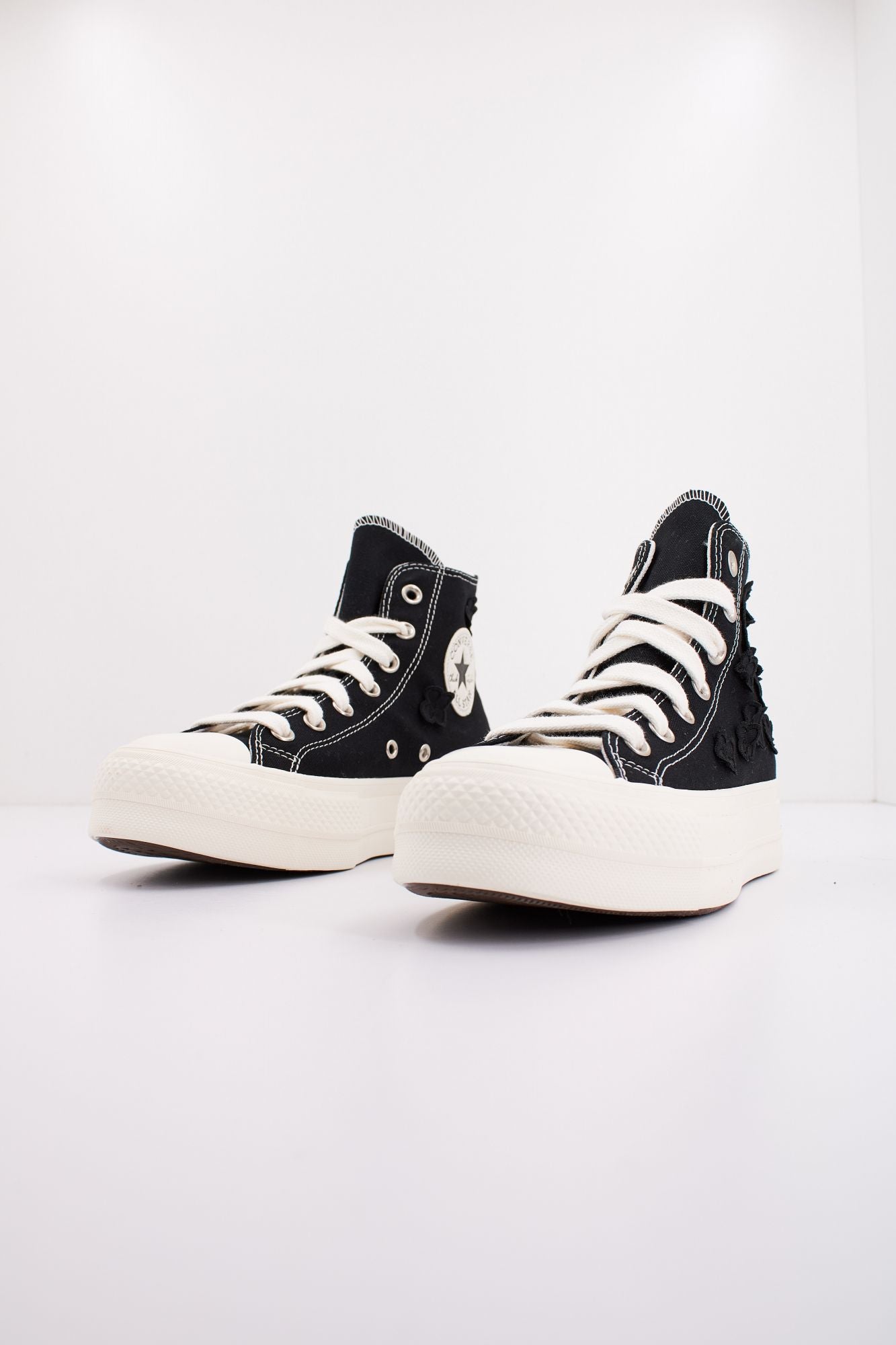 CONVERSE CHUCK TAYLOR ALL STAR LIFT 3D FLOWERS en color NEGRO (2)