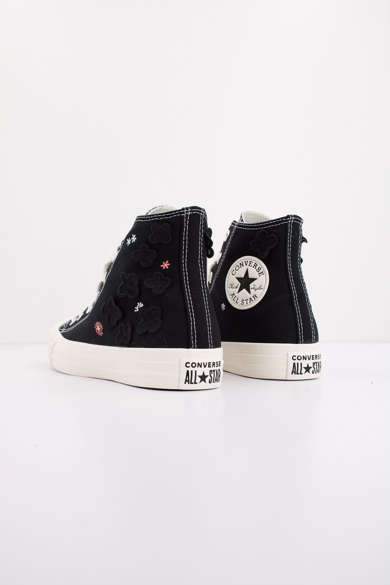 CONVERSE CTAS FLOWER PLAY HI BLACK en color NEGRO (3)