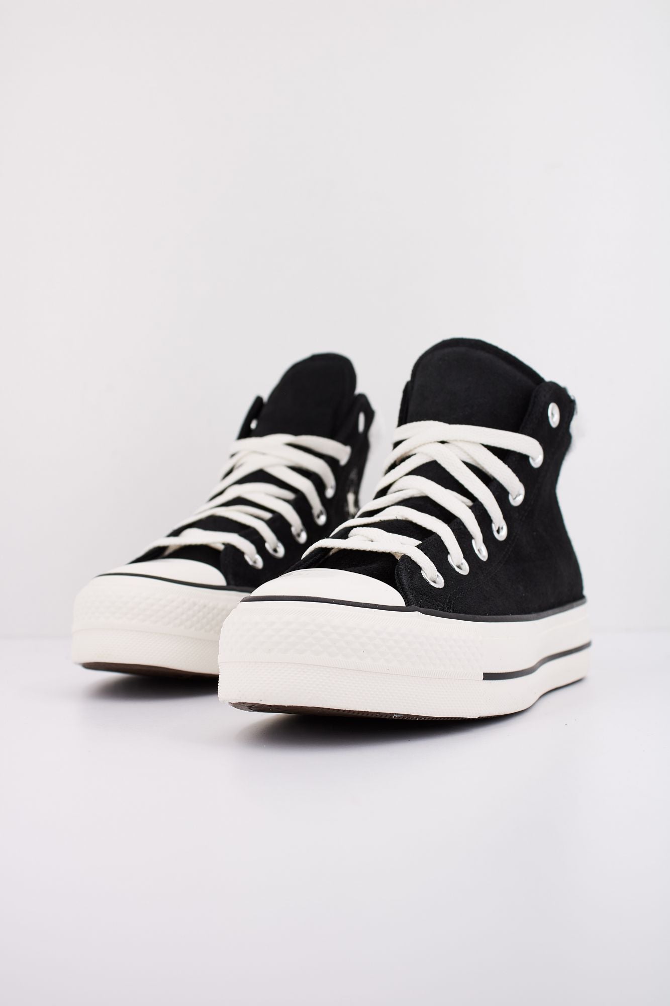 CONVERSE CHUCK TAYLOR ALL STAR PUFF LIFT HI en color NEGRO (2)