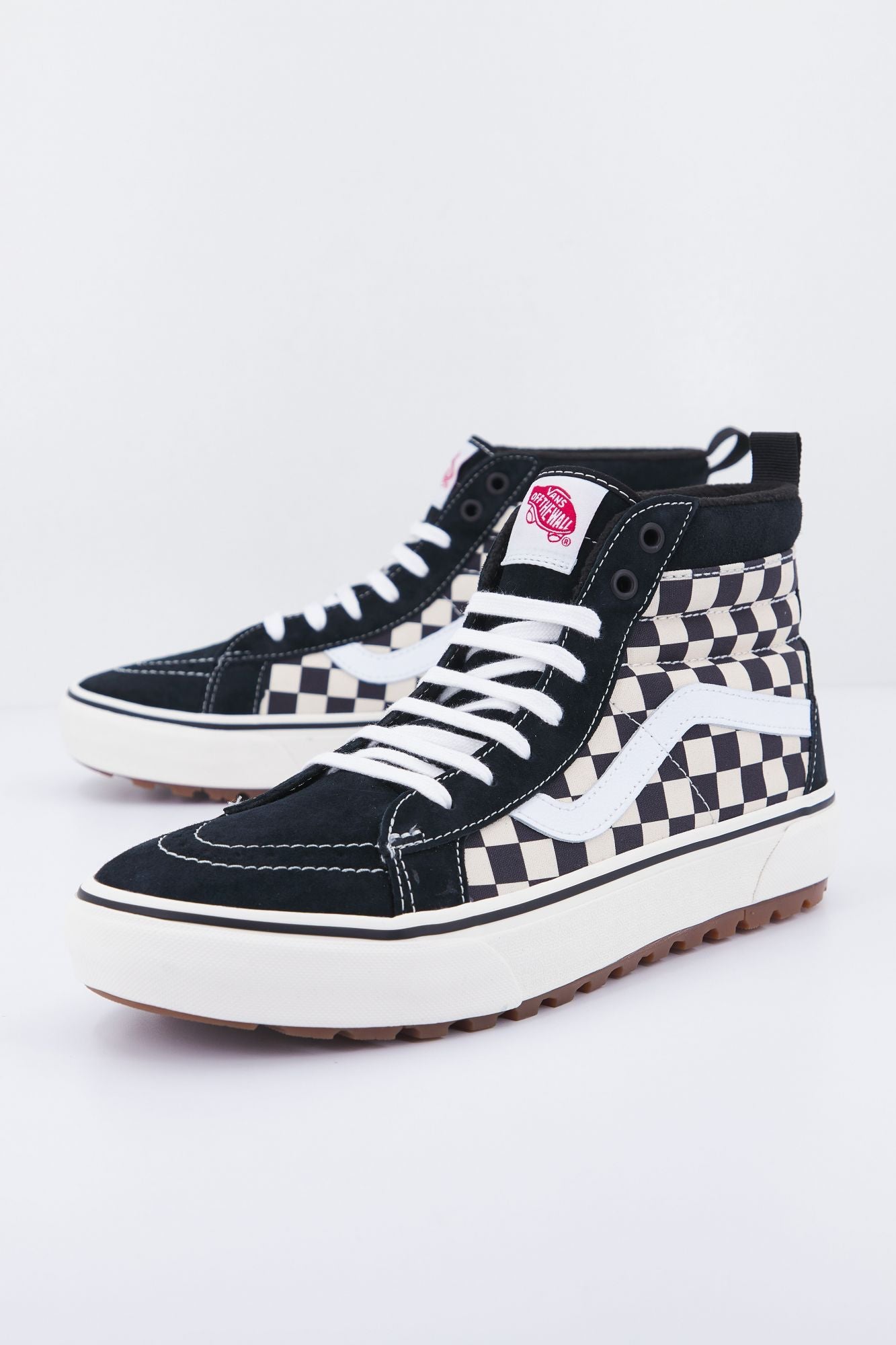 VANS UA SK8-Hi MTE-1 en color NEGRO (1)
