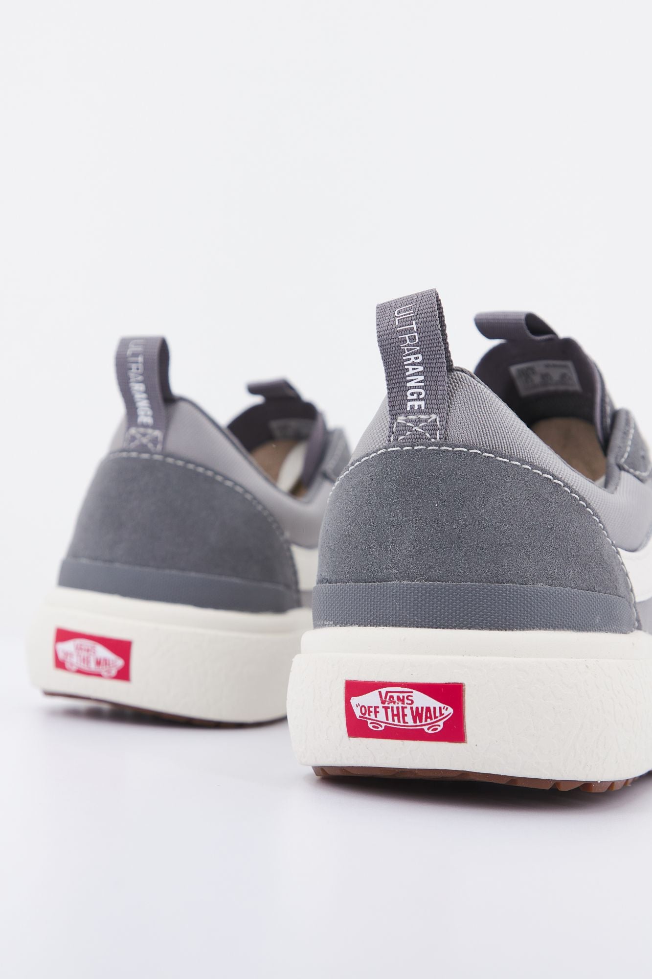 VANS UA ULTRARANGE EXO SE en color GRIS (3)