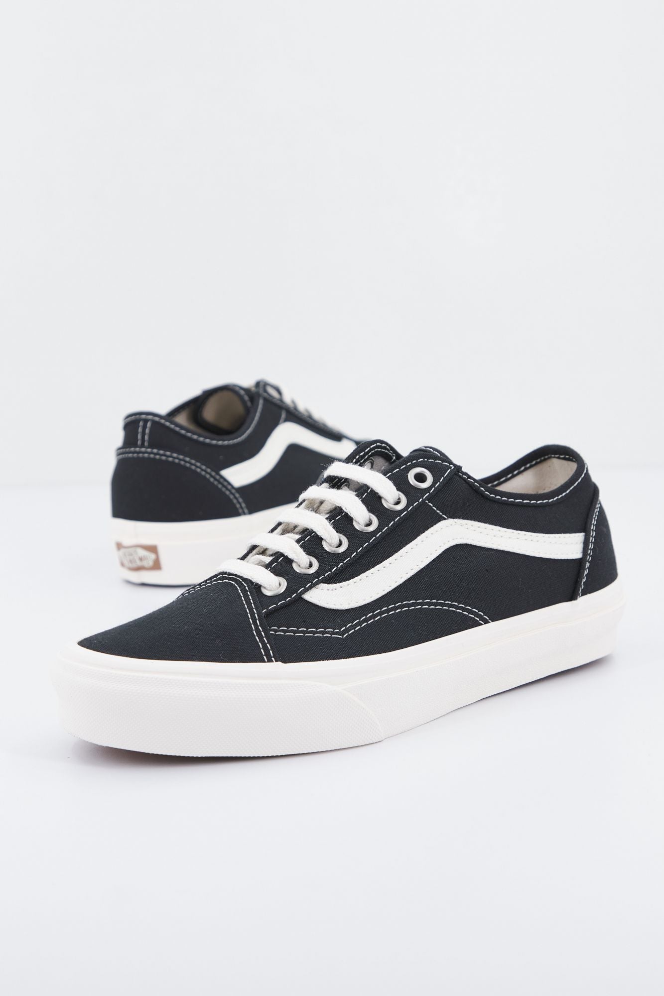 VANS UA OLD SKOOL TAPERED en color NEGRO (1)