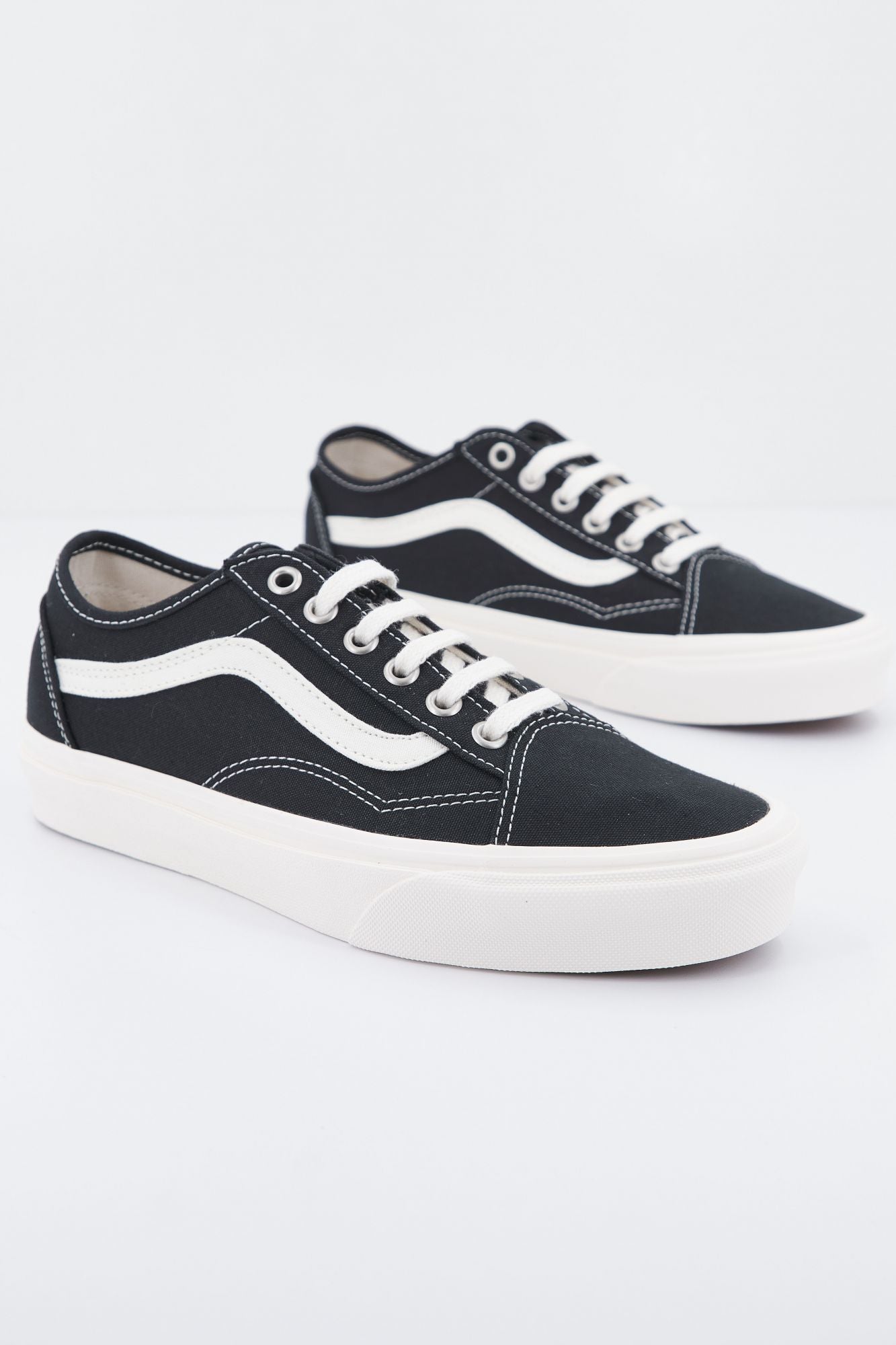 VANS UA OLD SKOOL TAPERED en color NEGRO (2)