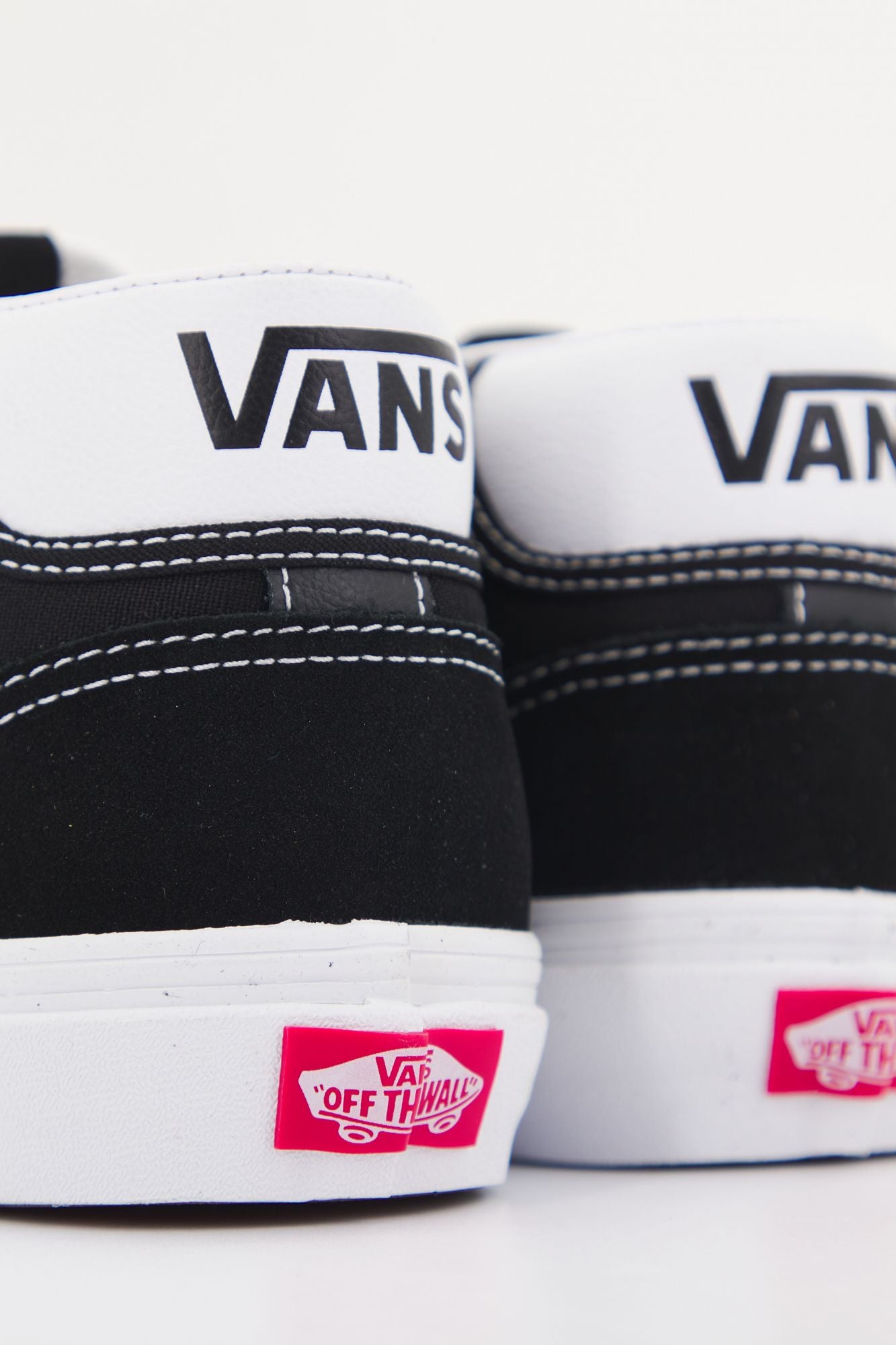 VANS UA MID SKOOL 37 en color NEGRO (4)