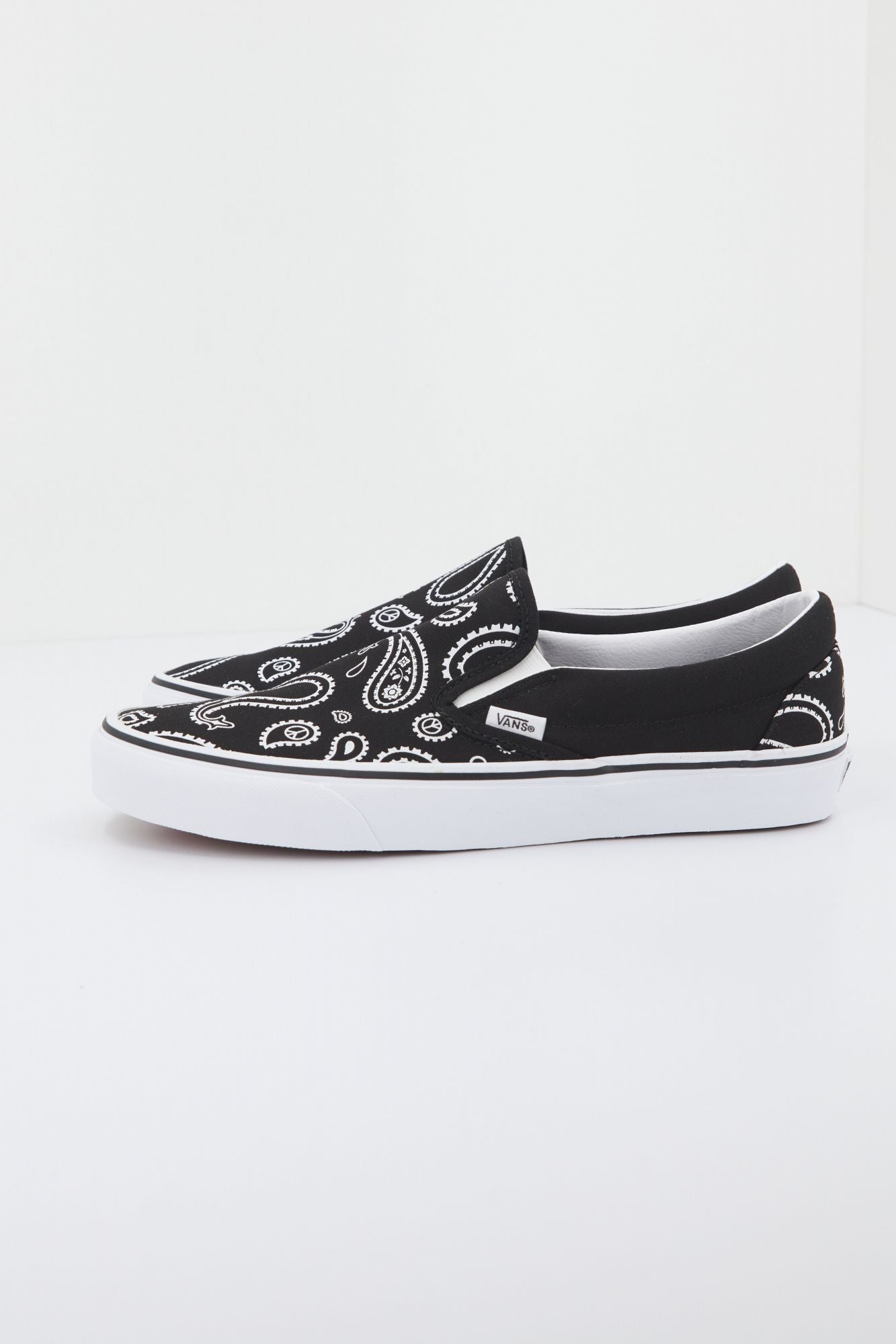 VANS UA CLASSIC SLIP-ON en color NEGRO (1)
