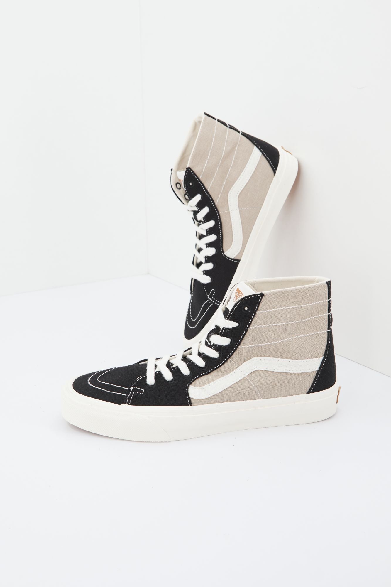 VANS UA SK8-HI en color NEGRO (3)