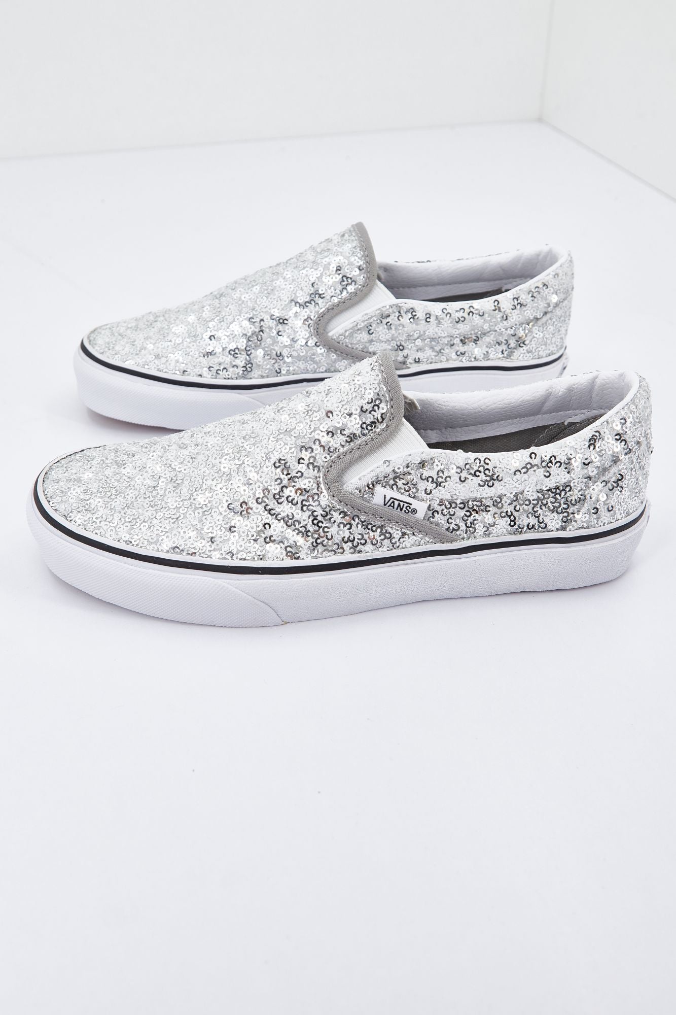 VANS UA CLASSIC en color PLATA (1)