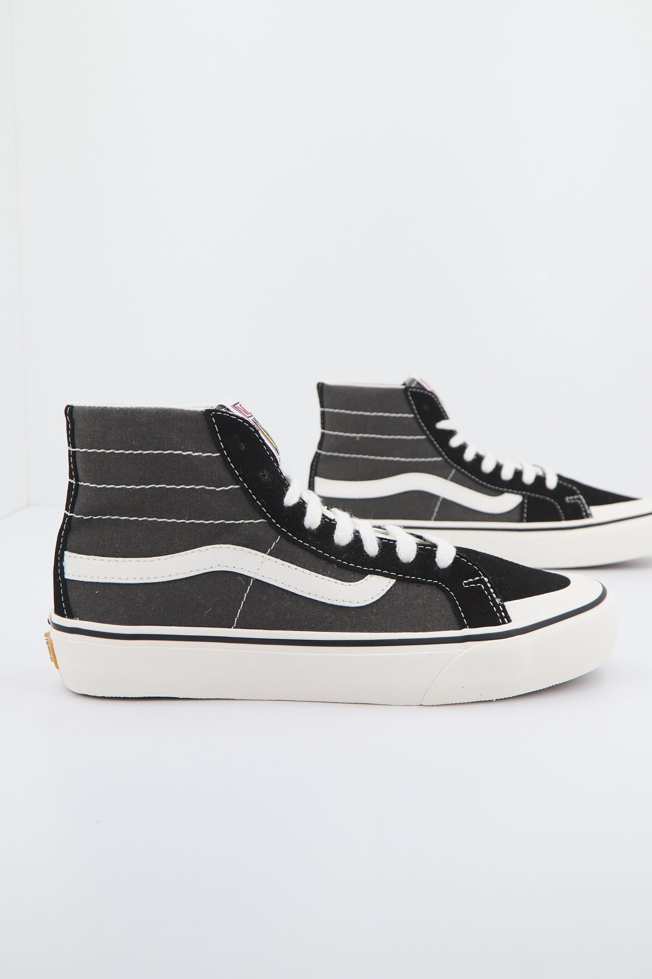 VANS UA SK8-HI 138 DE en color NEGRO (2)