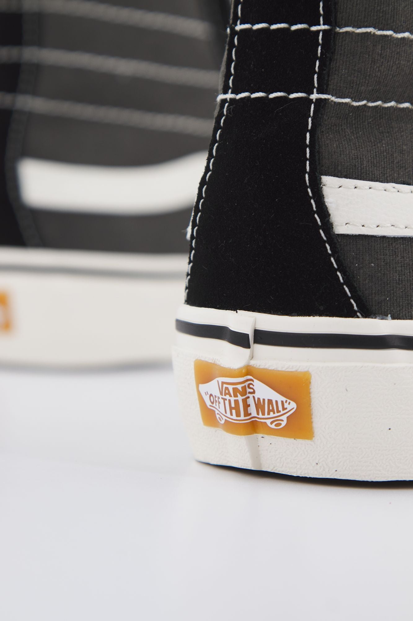 VANS UA SK8-HI 138 DE en color NEGRO (4)