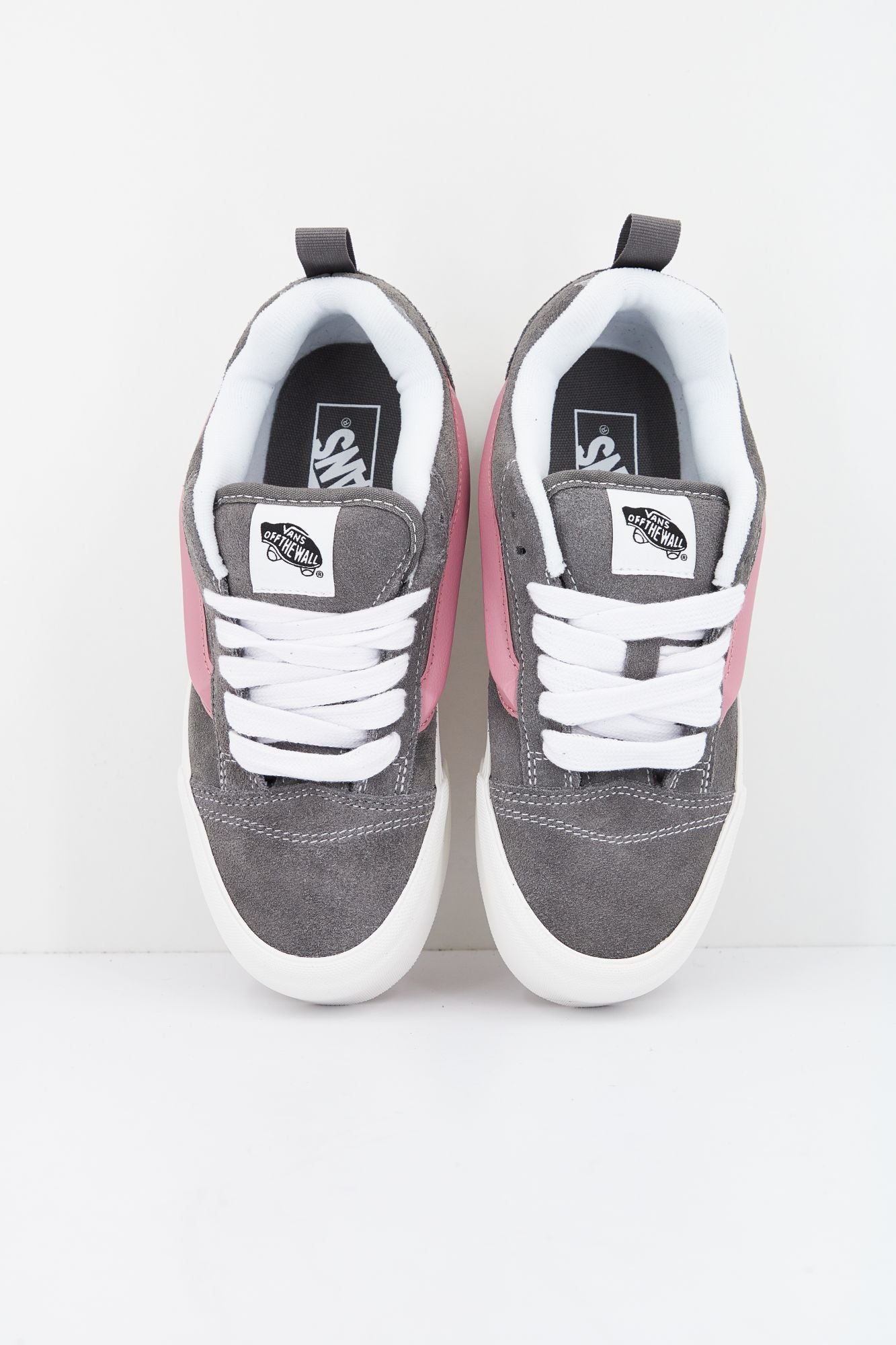 VANS KNU STACK en color GRIS (2)