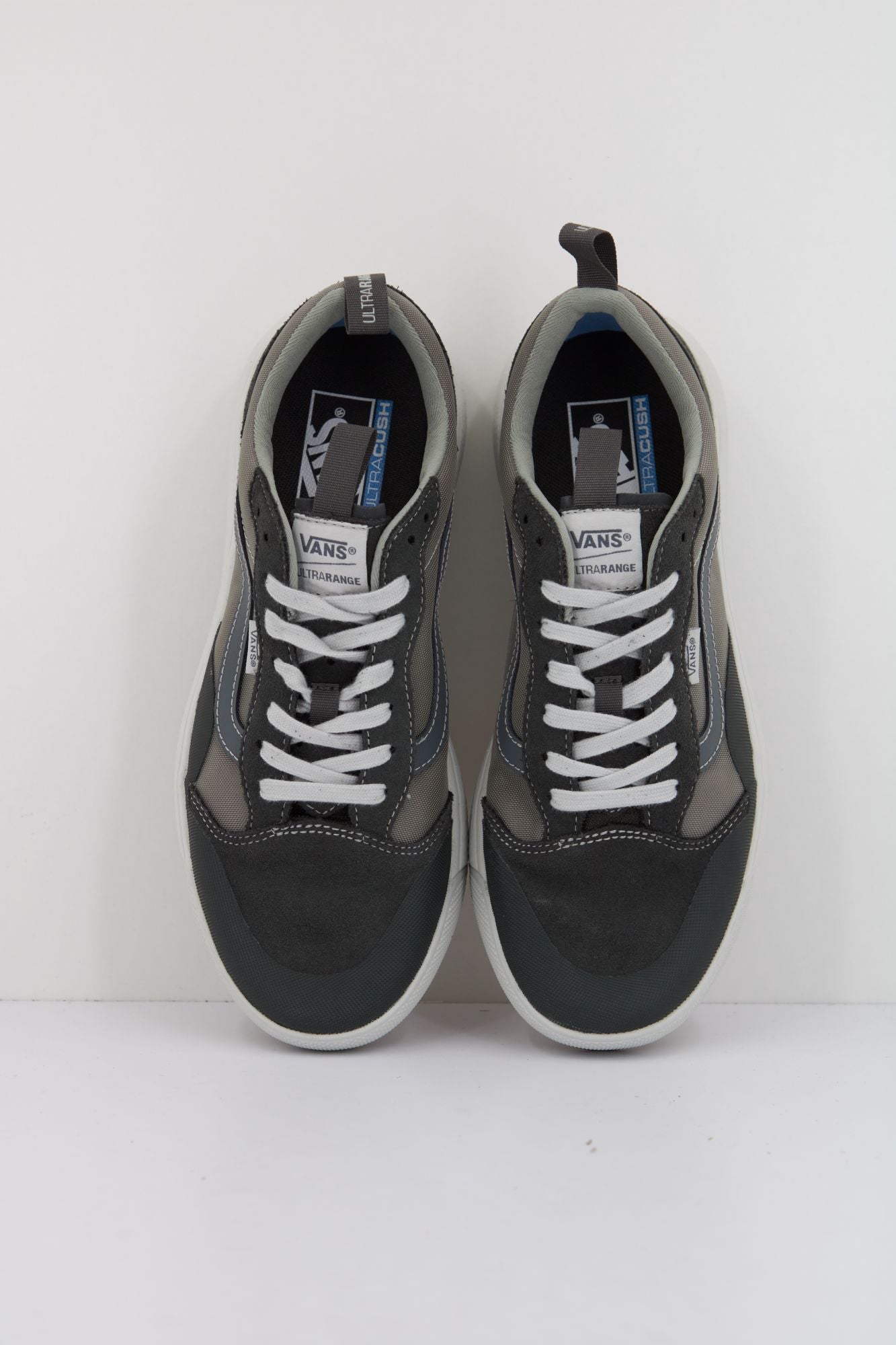 VANS ULTRARANGE EXO en color GRIS (2)