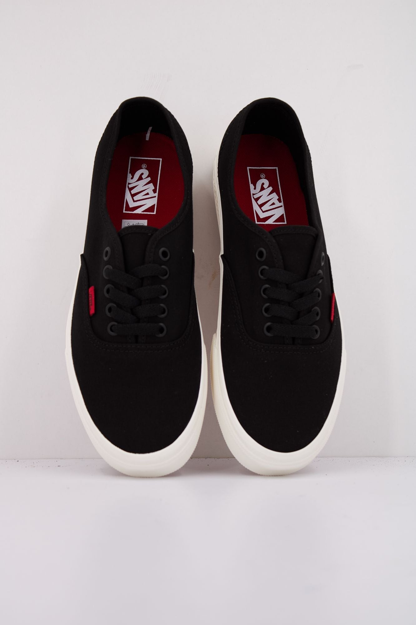 VANS AUTHENTIC en color NEGRO (3)