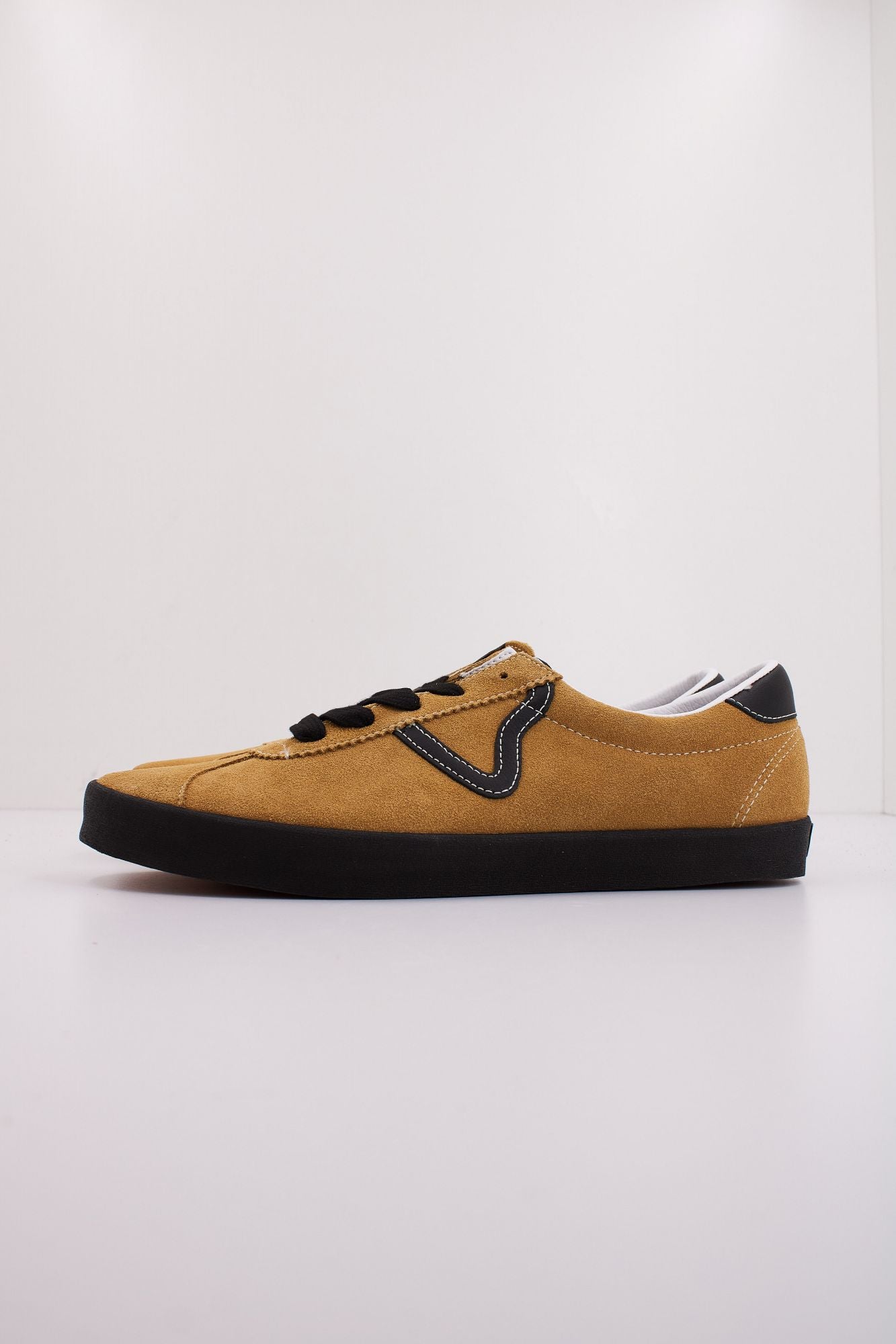 VANS SPORT LOW SUEDE en color MARRON CLARO (1)