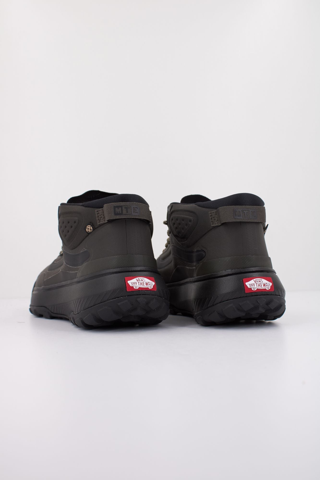 VANS MTE CROSSPATH MID en color NEGRO (4)