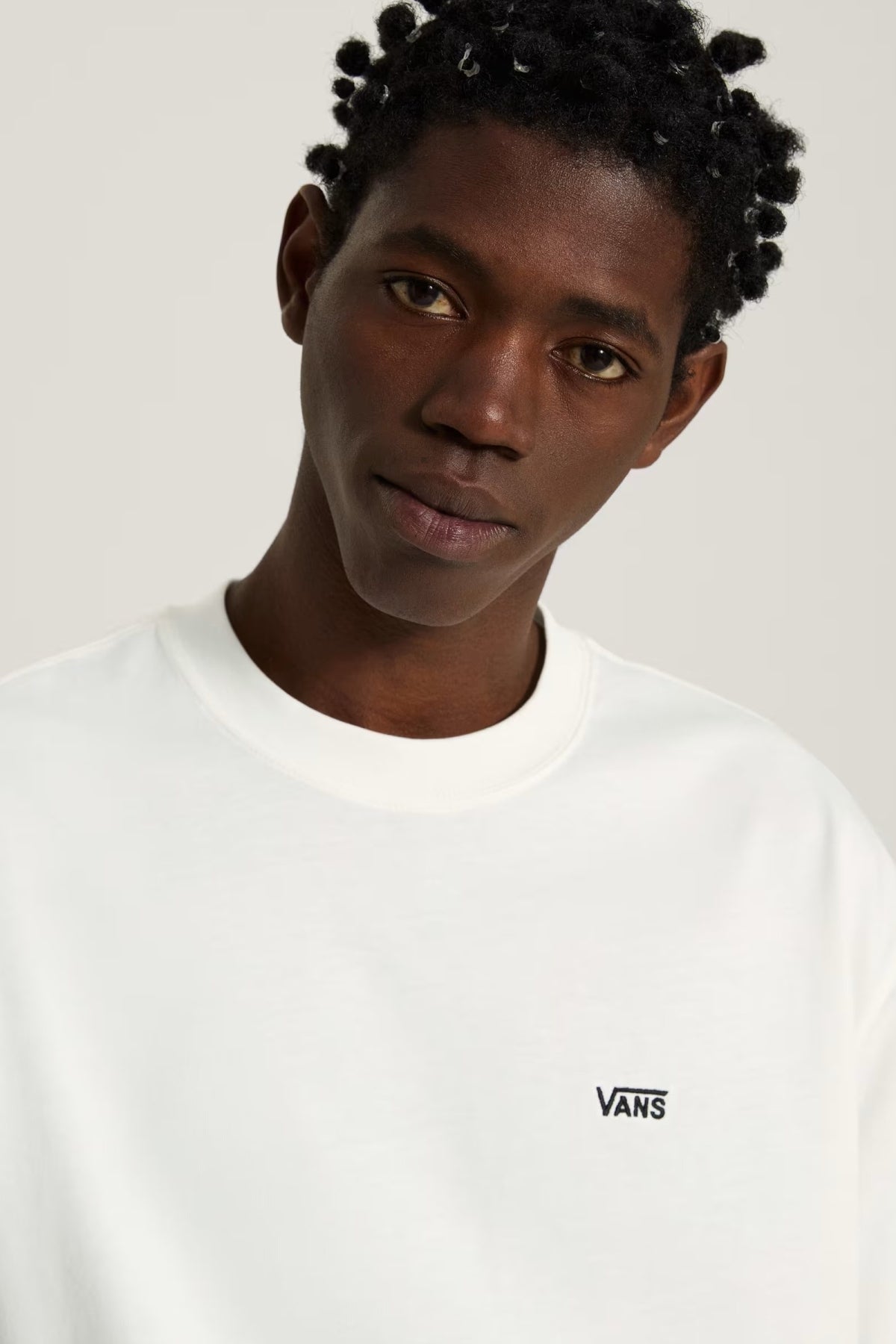 VANS VN000TBXYB21 NEW LEFT CHEST SS TEE en color BLANCO (3)