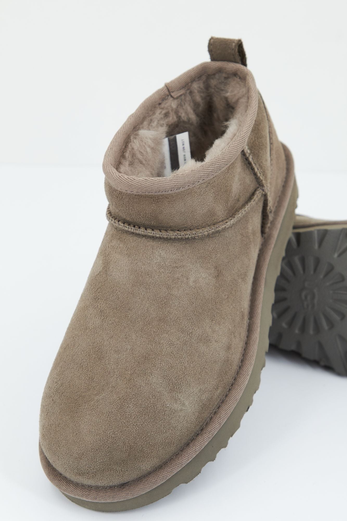 UGG W CLASSIC ULTRA MINI en color GRIS (4)